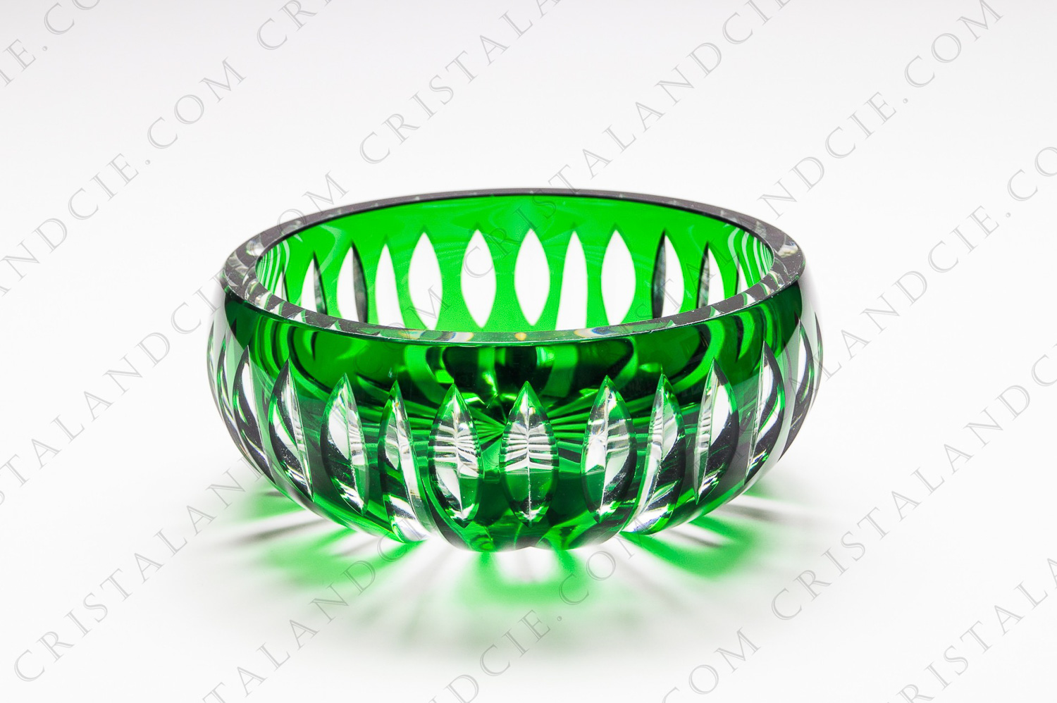 Coupe en cristal double couches vert de Saint-Louis à décor taillé photo-1