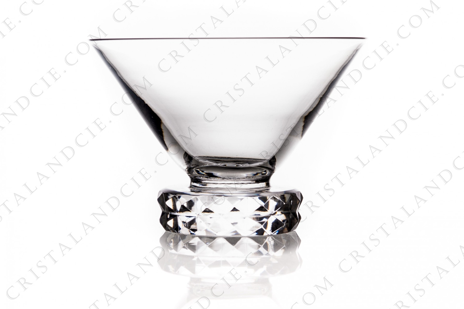 Small cup in crystal by Saint-Louis pattern Diamant, the foot is decorated with diamond tips photo-1