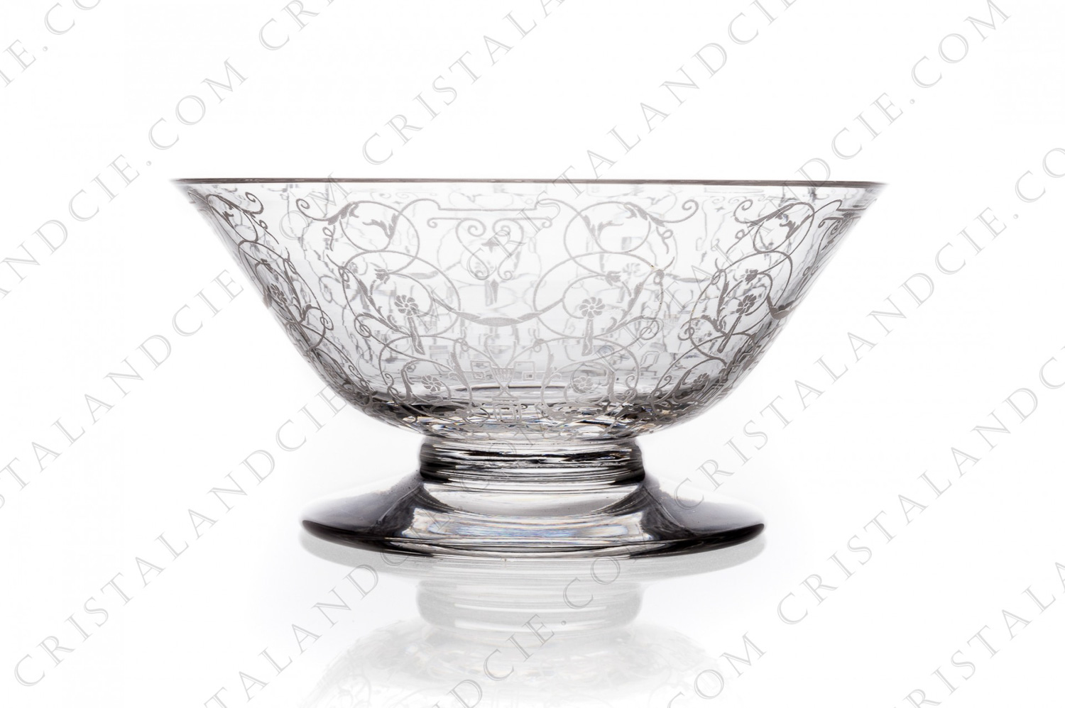 Small cup in crystal by Baccarat pattern Michelangelo with an important engraved pattern photo-1