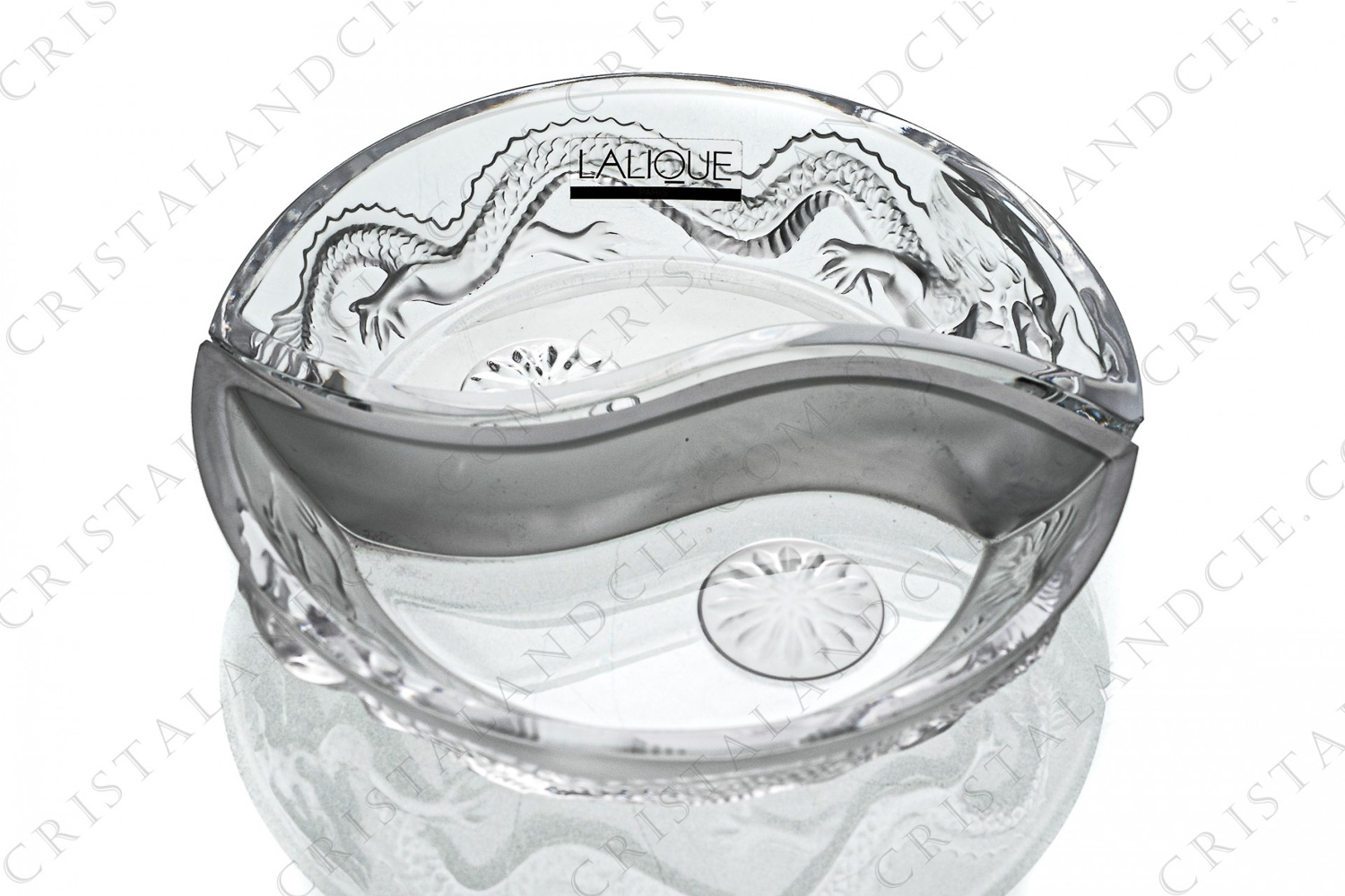 Ensemble de deux coupelles en cristal clair et dépoli de Lalique représentant le symbole du Yin et du Yang ornée chacune d un dragon photo-1