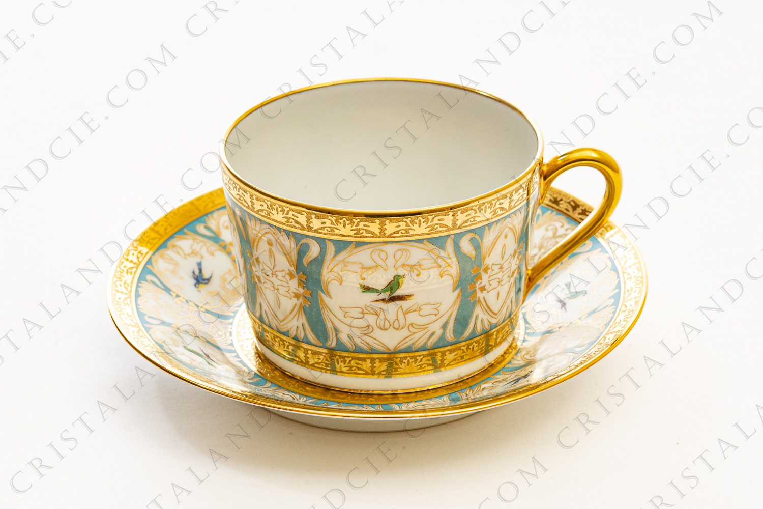 Déjeuner en porcelaine de Limoges de la maison Haviland et Parlon orné d oiseaux polychrome entourés de feuillages or sur fond bleu clair et de deux frises en incrustations or photo-1