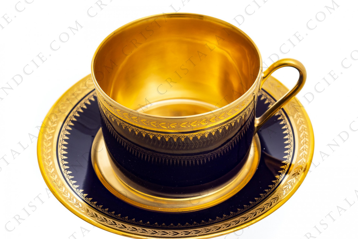 Tasse à déjeuner en porcelaine de Limoges réalisée par la maison Pastaud à décor bleu de four et frise de lauriers en incrustations or photo-1