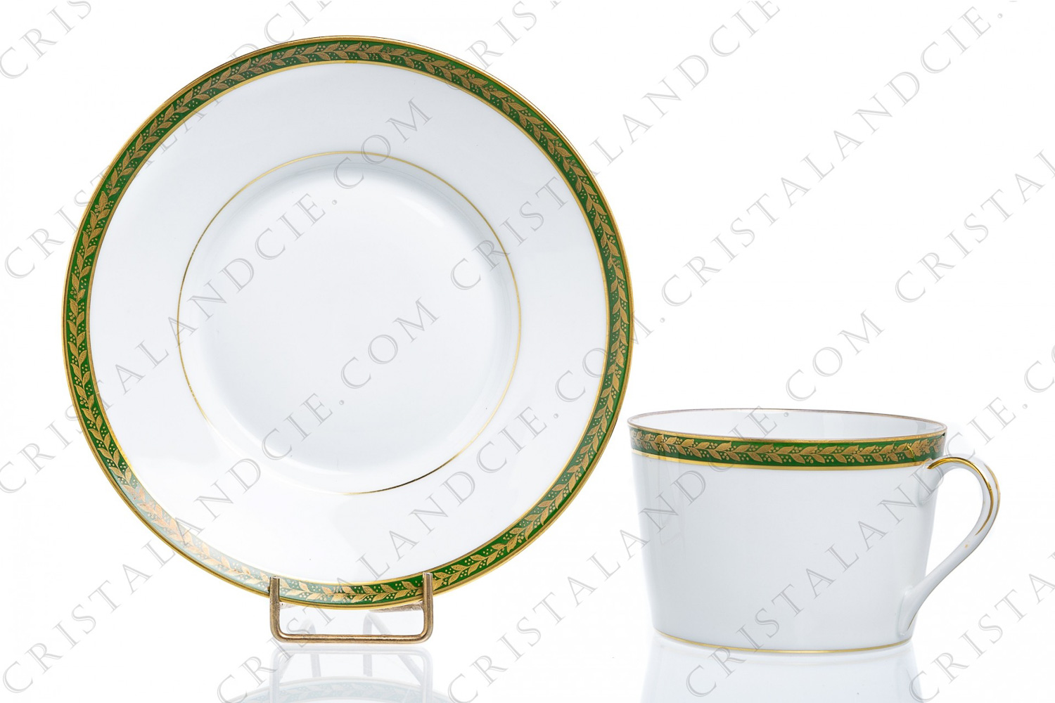 Déjeuner en porcelaine de Limoges orné d une frise de lauriers or sur fond vert, peint à la main par les ateliers Leclair photo-1