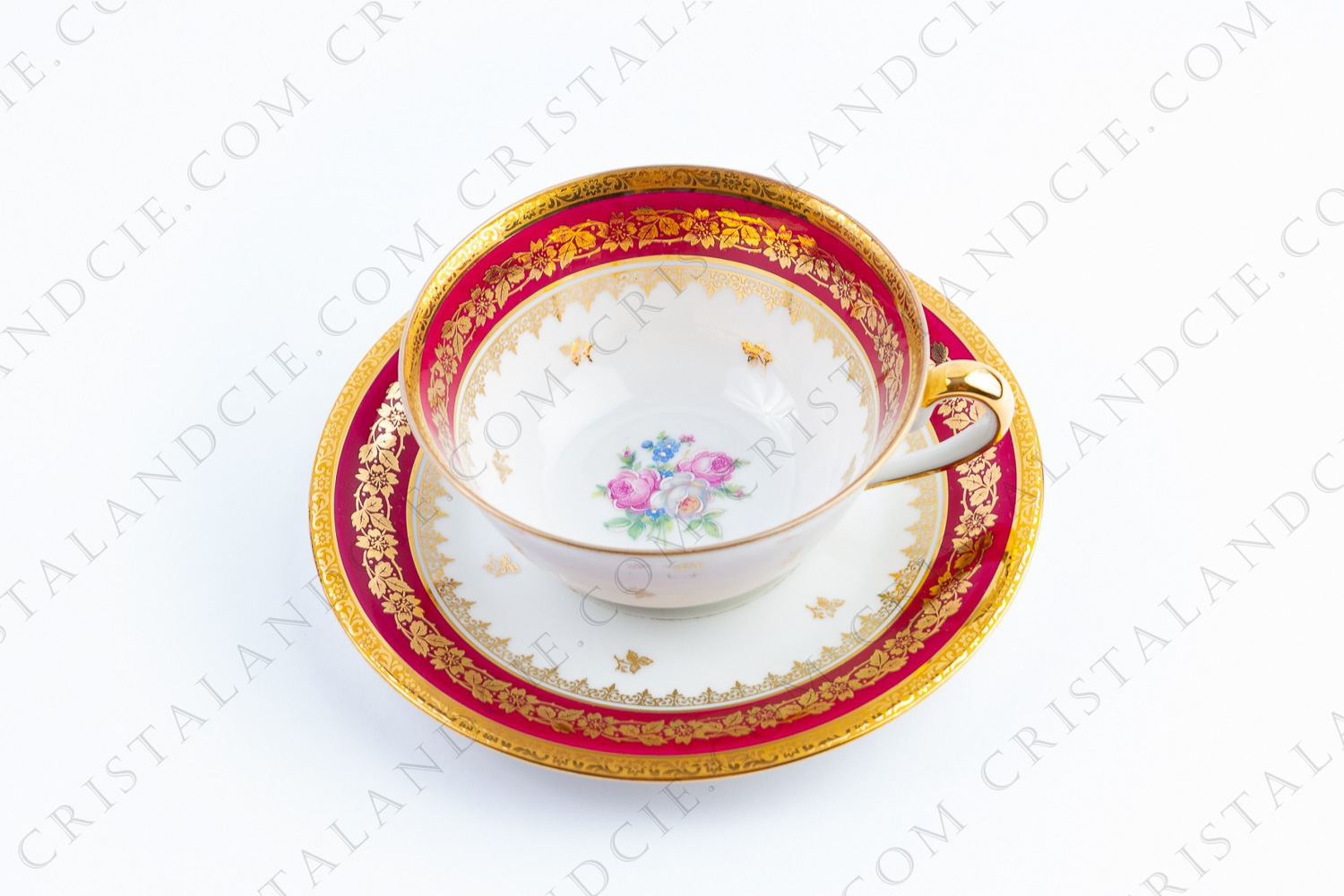 Déjeuner en porcelaine de Limoges à décor de frises or et filet rouge, le fond est orné de fleurs polychromes et or rehaussées à la main photo-1