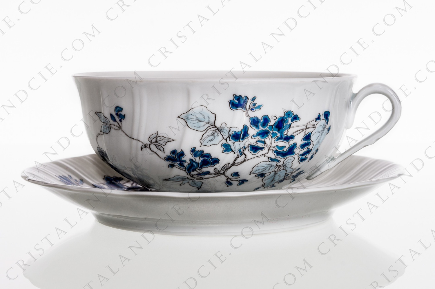Déjeuner en porcelaine de Limoges de la maison Bernardaud modèle Yolande à décor de fleurs bleues photo-1
