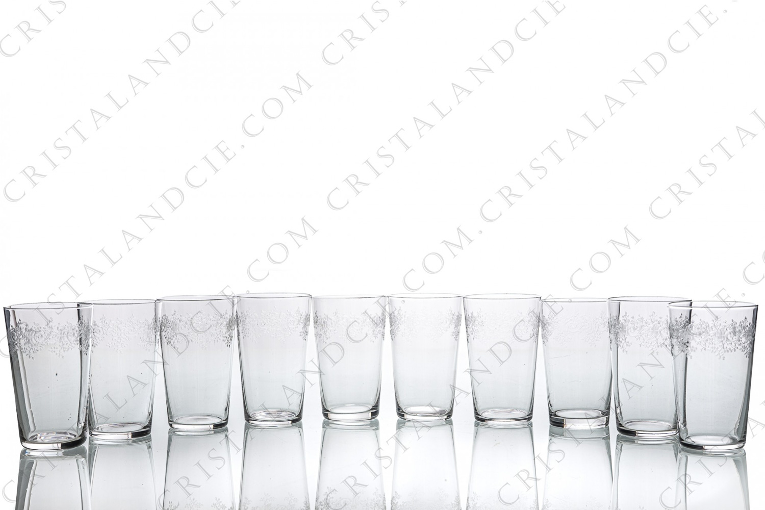 Série de dix gobelets en cristal de Baccarat modèle Sévigné présentant un décor d arabesques gravé photo-1