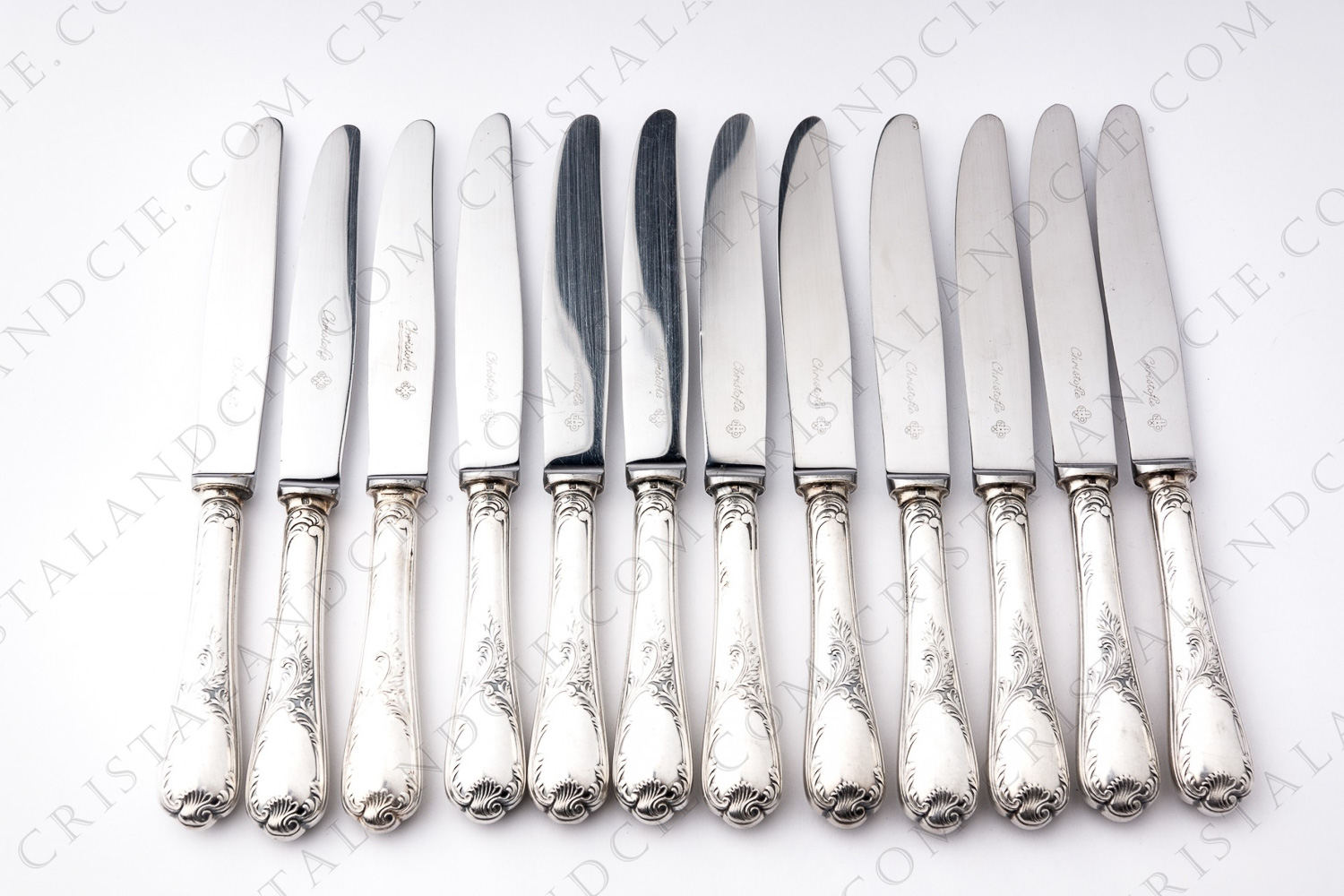 Douze couteaux à dessert en métal argenté de la maison Christofle modèle Marly présentant un décor Rocaille photo-1