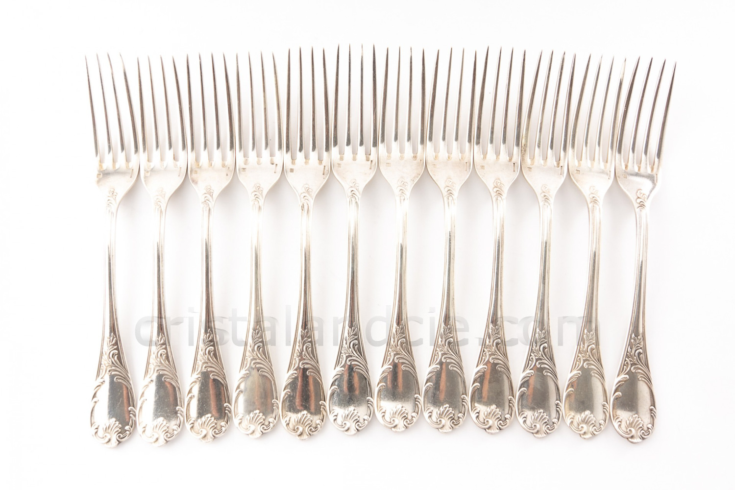 Série de douze anciennes fourchettes de table en métal argenté de la maison Christofle modèle Marly présentant un décor Rocaille photo-1