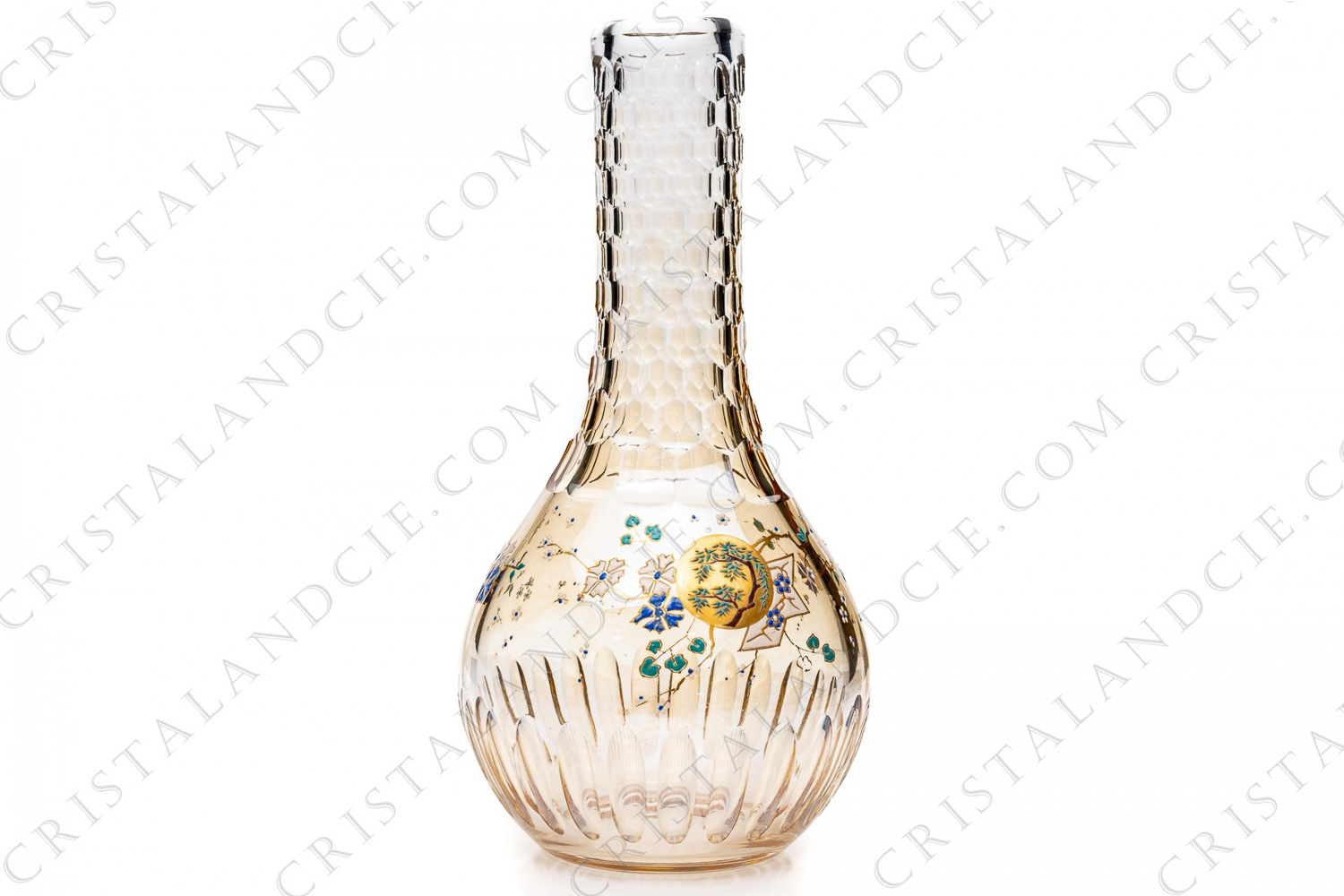 Exceptionnel vase en cristal ambré de Baccarat présentant un décor japonisant peint à la main aux émaux et à l or, ainsi qu un décor taillé photo-1