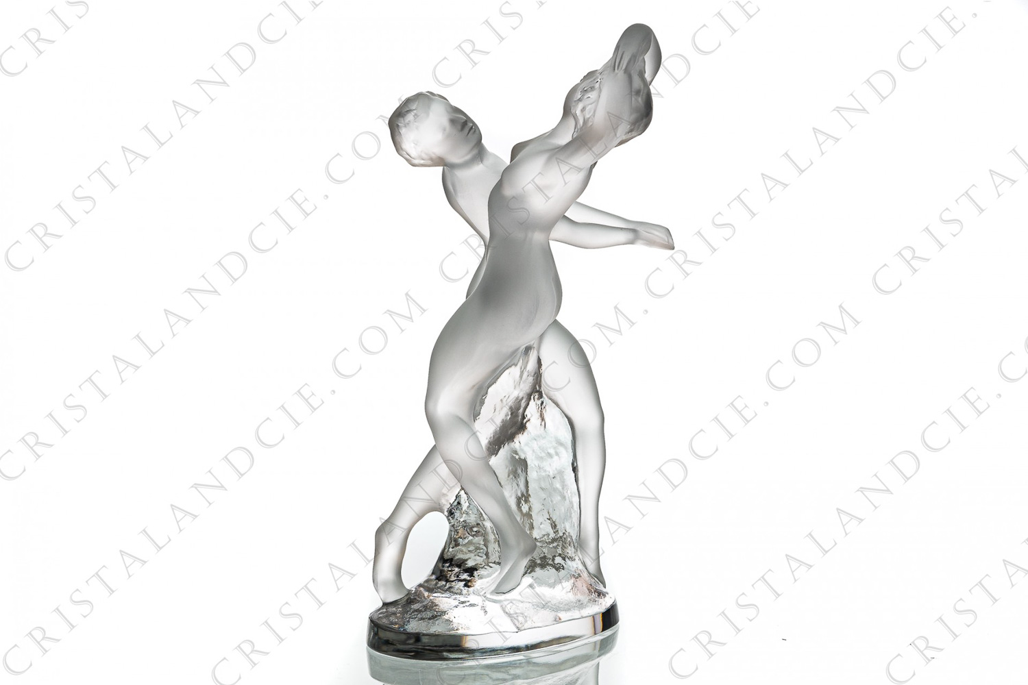 Figurine en cristal de Lalique modèle Deux Danseuses représentant deux femmes nues dépolies dansant autour d un rocher en cristal clair photo-1