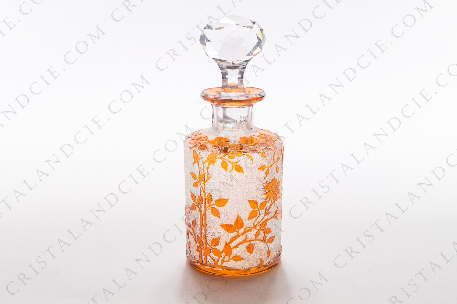 Flacon en cristal double-couches de Baccarat modèle Églantier orange, à décor d églantier sur un fond ciselé photo-1