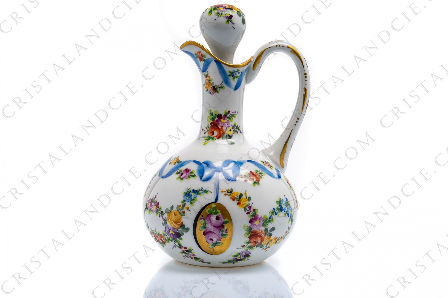 Flacon en porcelaine décoré à la main par les ateliers Le Tallec, orné de rinceaux de fleurs polychromes et de rubans et nœuds bleus photo-1