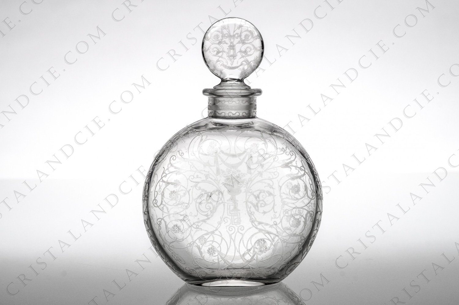 Perfume bottle in crystal by Baccarat pattern Michel Angelo with an important incised decor photo-1