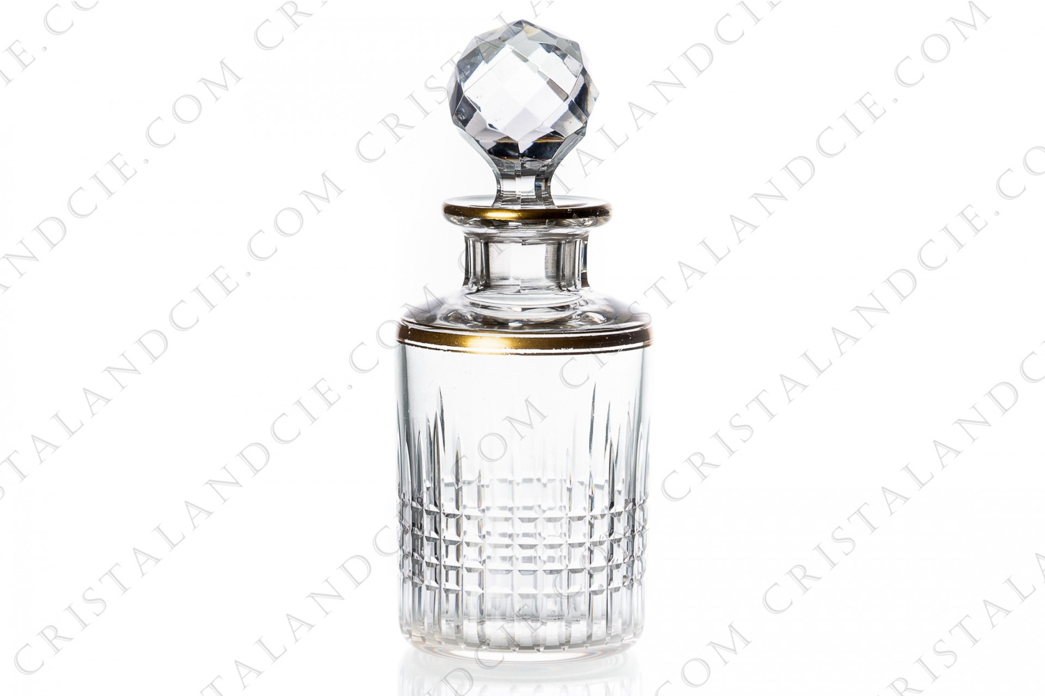 Flacon à parfum en cristal de Baccarat modèle Nancy or présentant un important décor taillé et un filet or photo-1