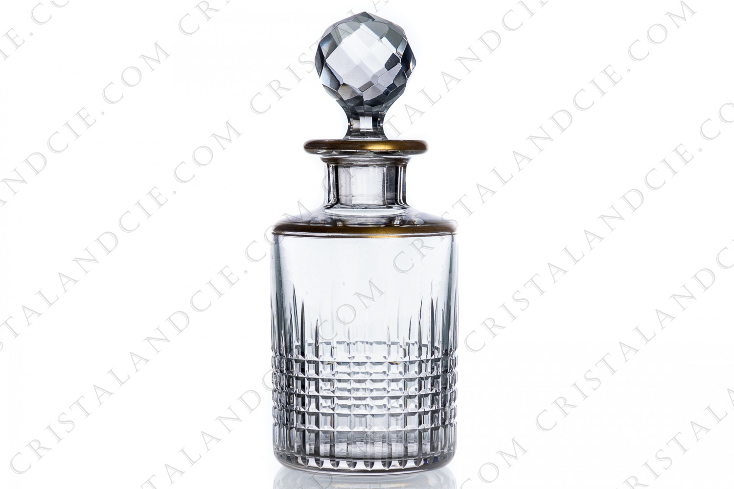 Flacon à parfum en cristal de Baccarat modèle Nancy or présentant un important décor taillé et un filet or photo-1