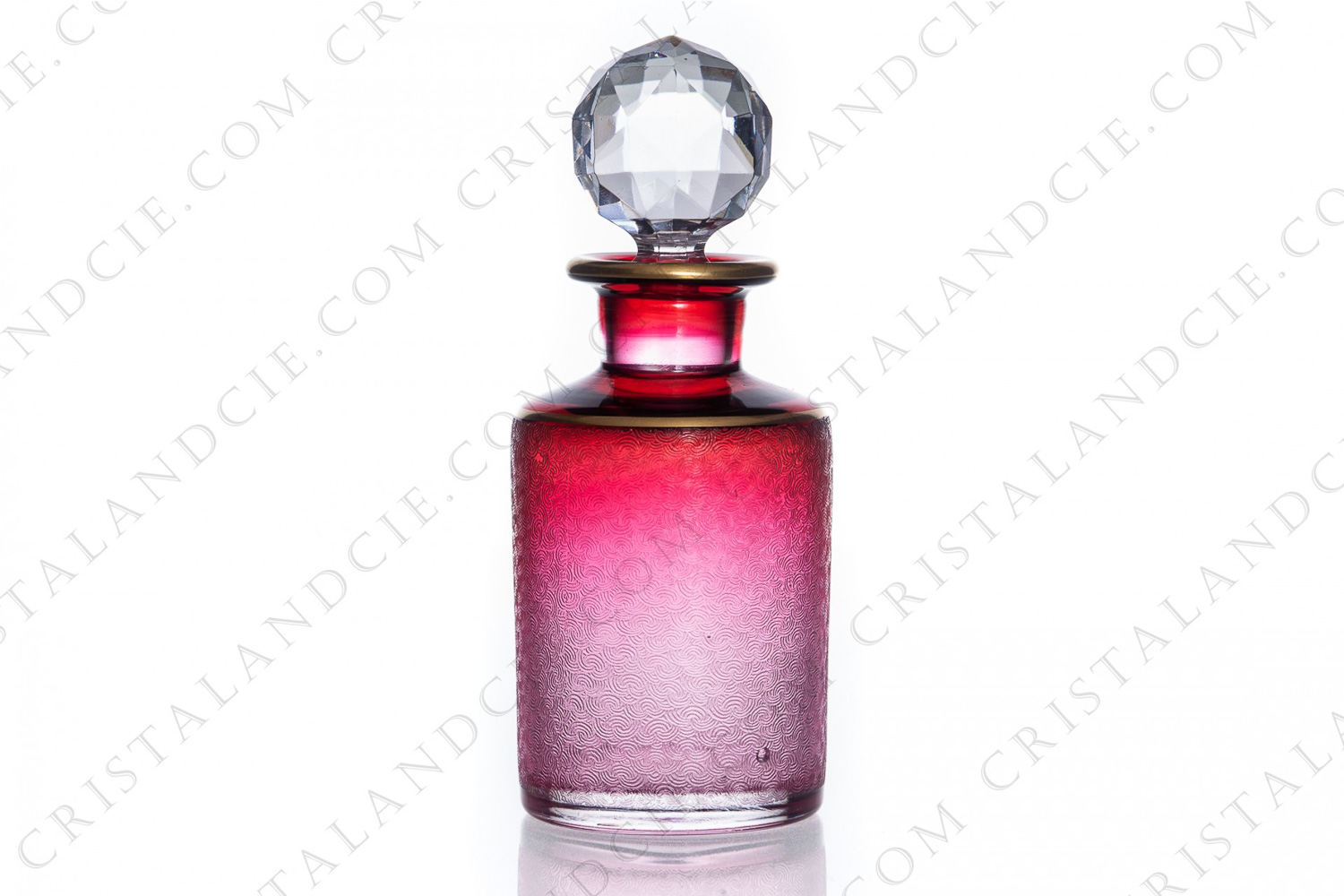 Flacon à parfum en cristal rose de Saint-Louis à décor gravé à l acide et filets or photo-1