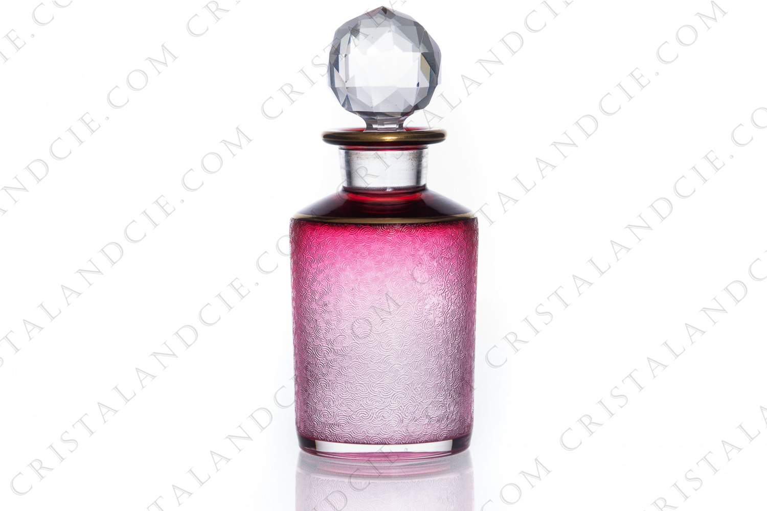 Flacon à parfum en cristal rose de Saint-Louis à décor gravé à l acide et filets or photo-1