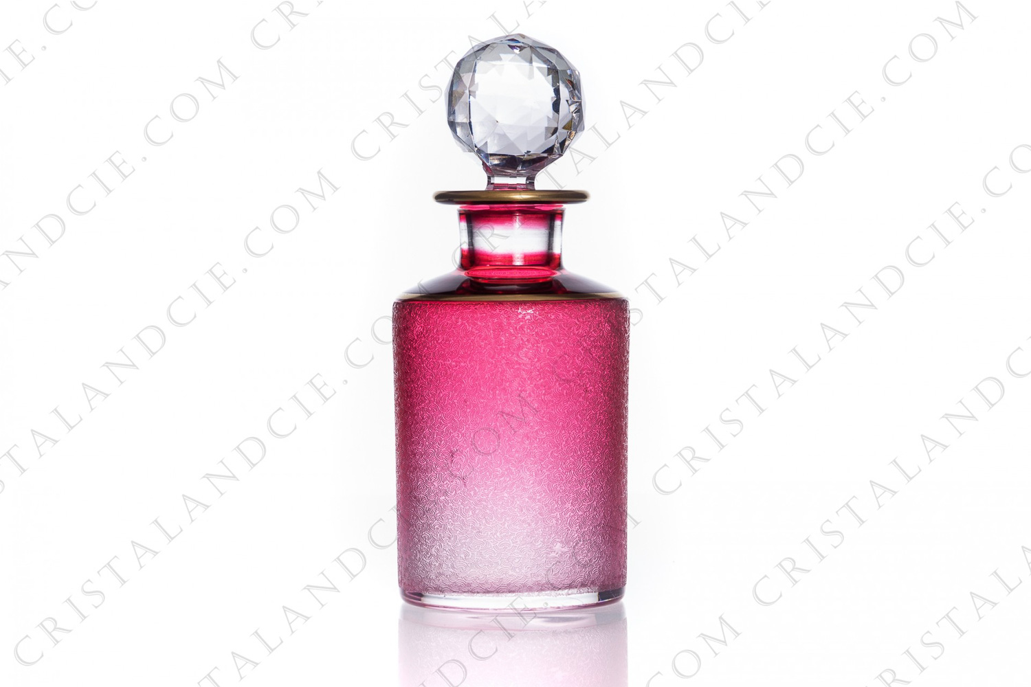 Flacon à parfum en cristal rose de Saint-Louis à décor gravé à l acide et filets or photo-1