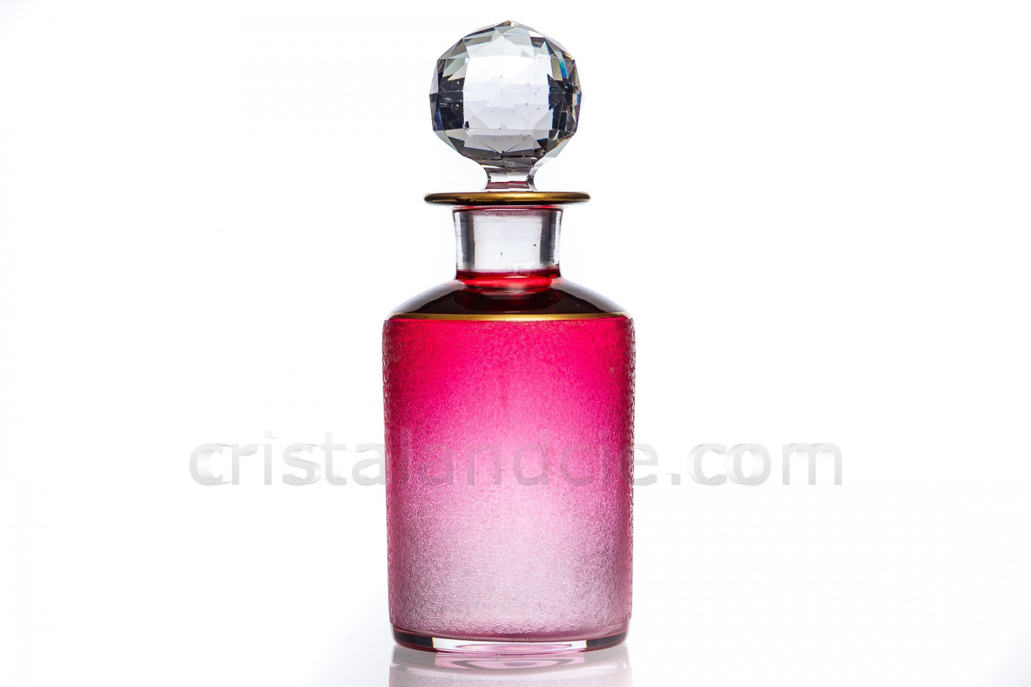 Flacon à parfum en cristal rose de Saint-Louis à décor gravé à l acide et filets or photo-1