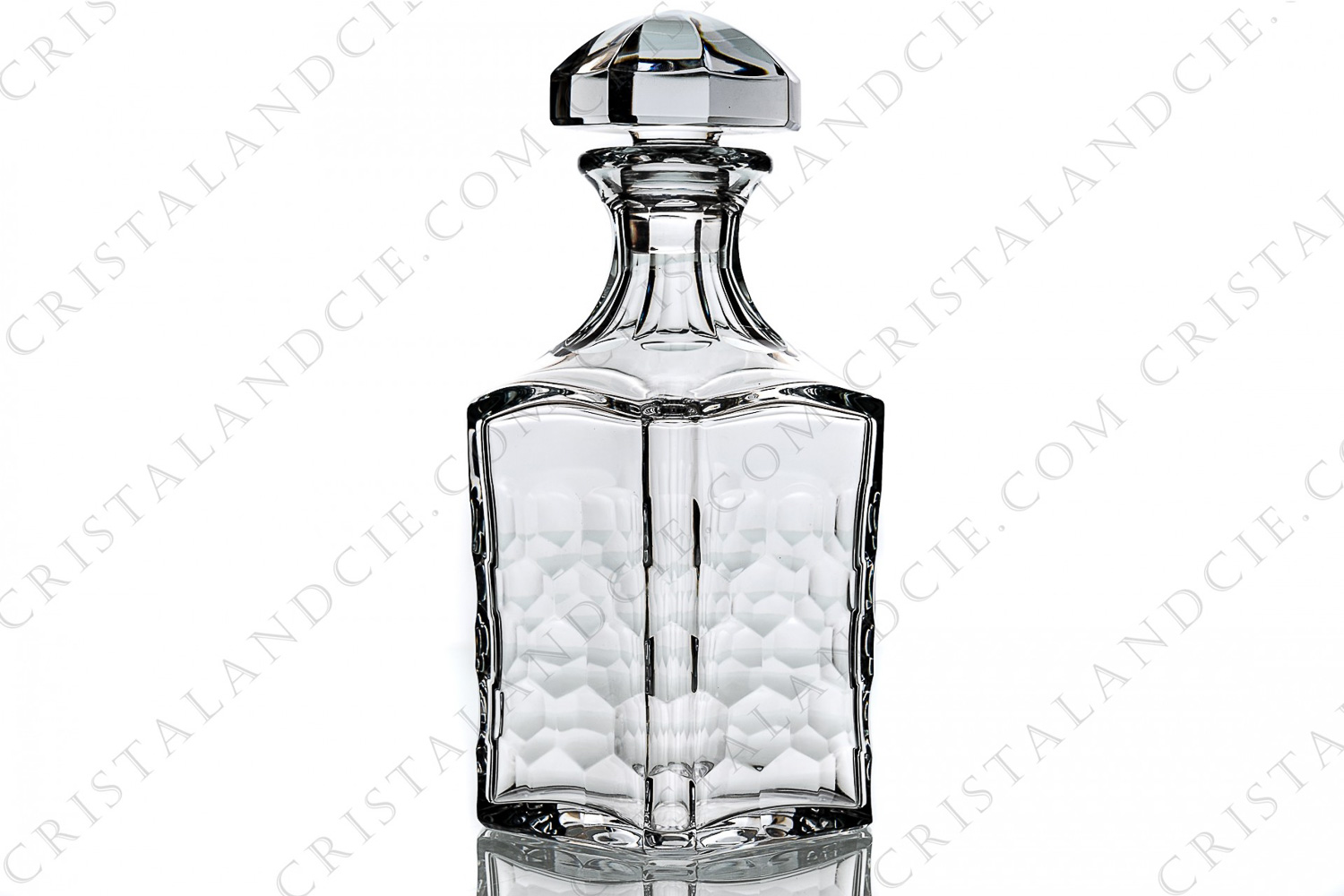 Whisky decanter in crystal by Baccarat pattern Chauny decorated with cut honeycomb photo-1
