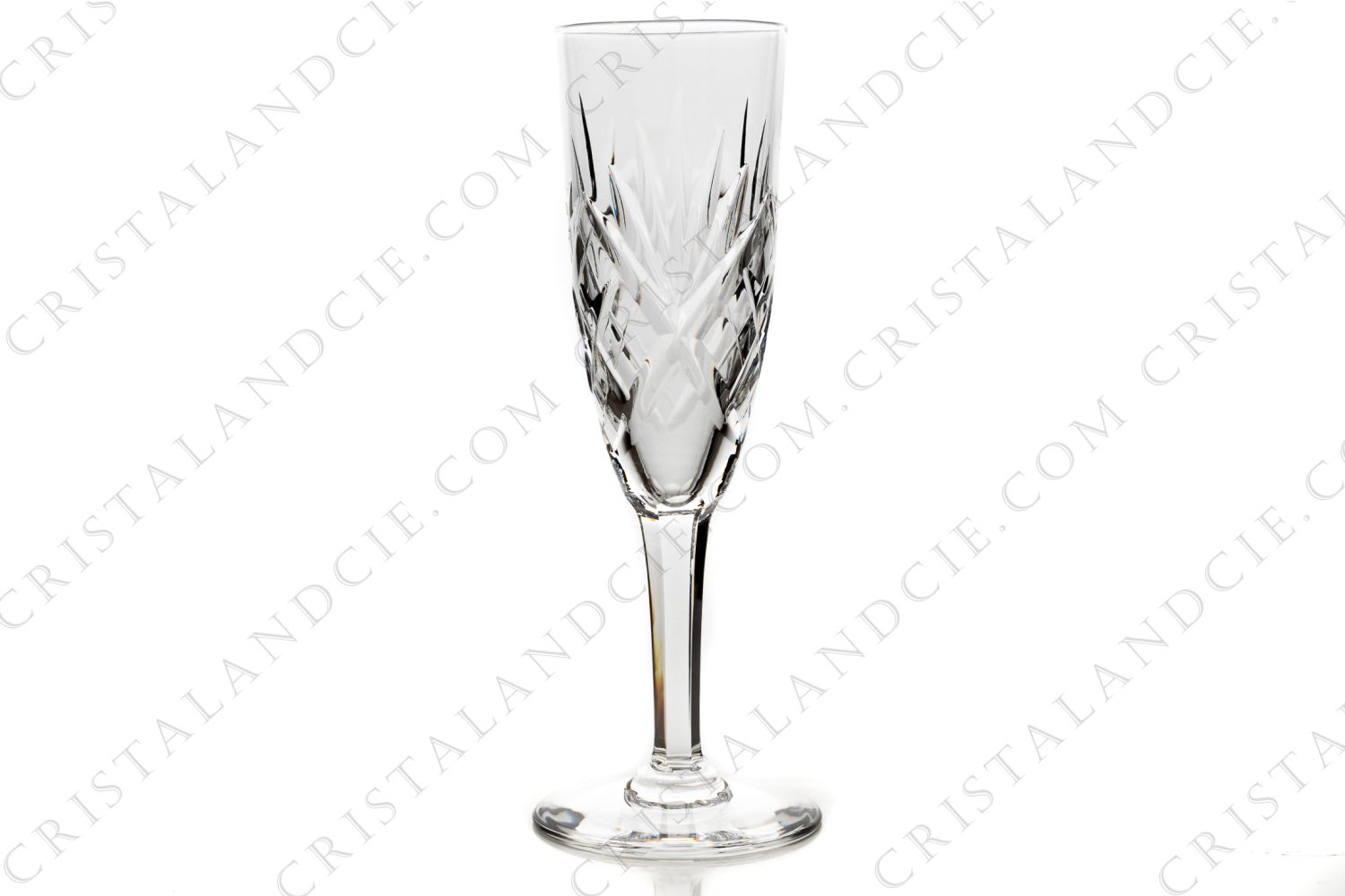 Flûte à Champagne en cristal de Saint-Louis modèle Chantilly présentant un important décor taillé photo-1