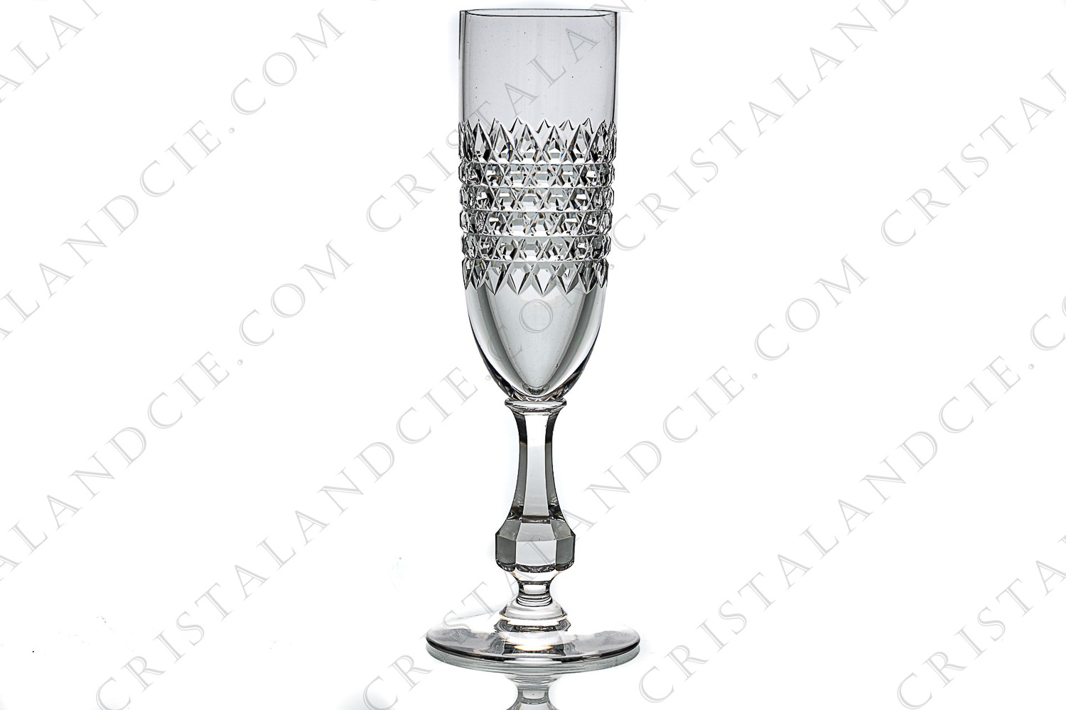 Flûte à Champagne en cristal de Baccarat modèle Lucullus présentant un important décor taillé photo-1