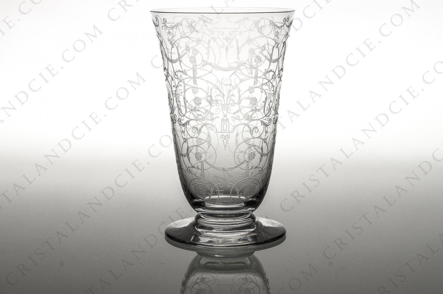 Flûte à Champagne en cristal de Baccarat modèle Michel Angelo présentant un important décor gravé photo-1