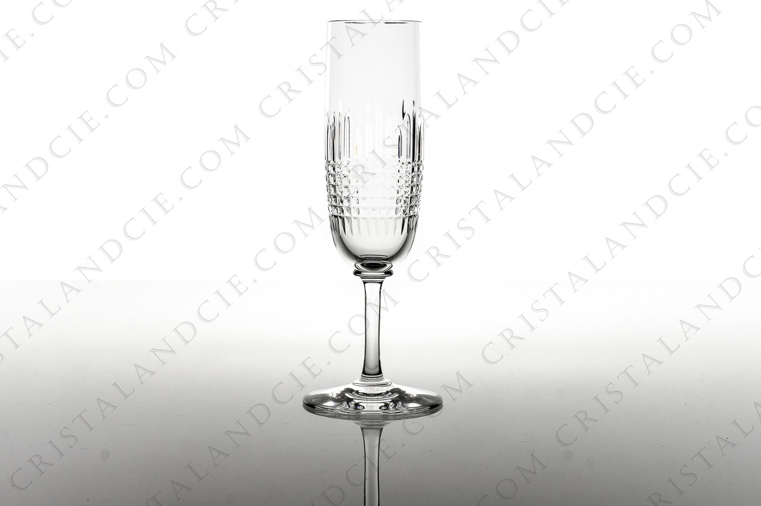 Flûte à Champagne en cristal de Baccarat modèle Nancy présentant un important décor taillé de quadrillage photo-1