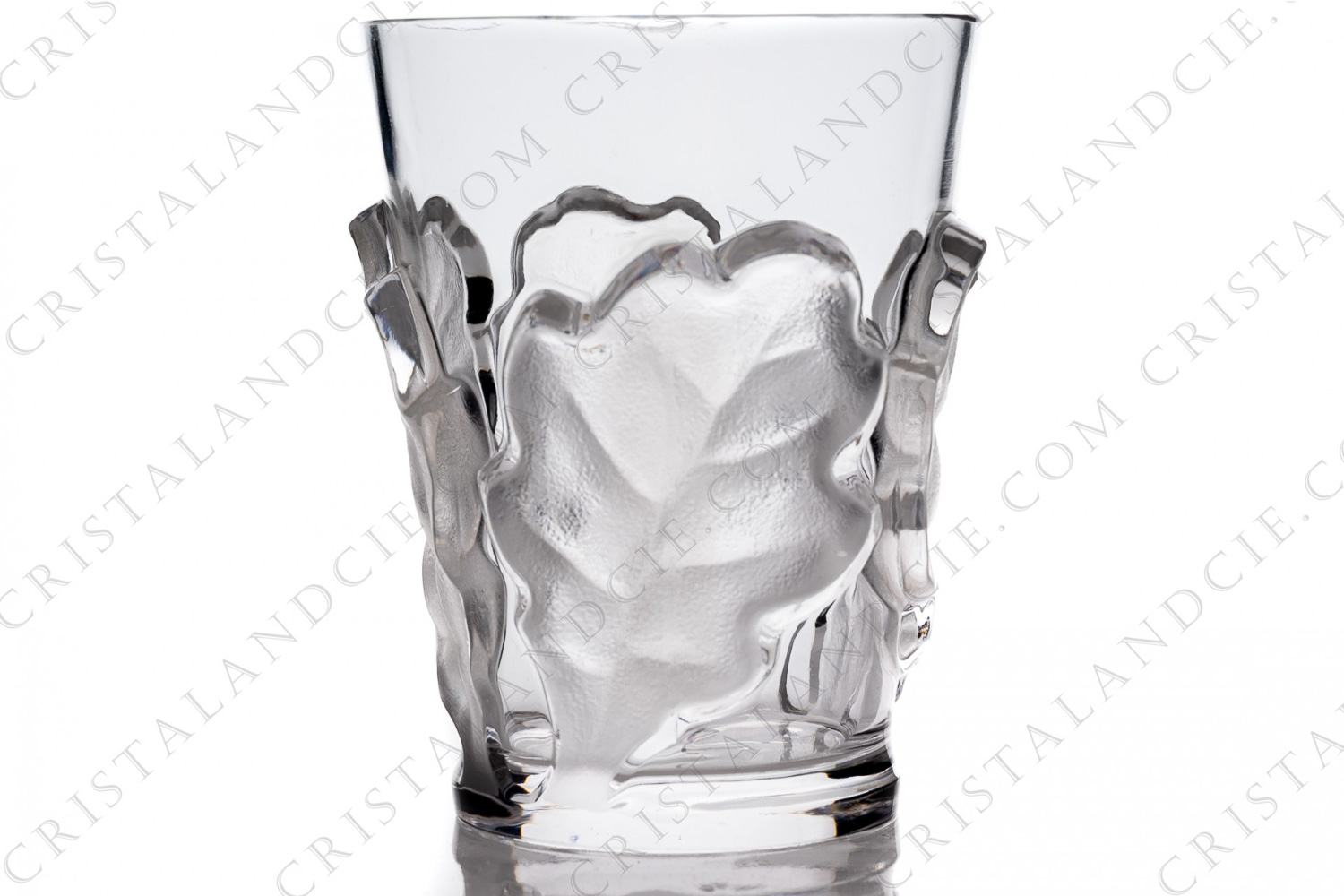 Gobelet en cristal de Lalique modèle Chêne orné de feuilles de chêne en relief en cristal dépoli photo-1