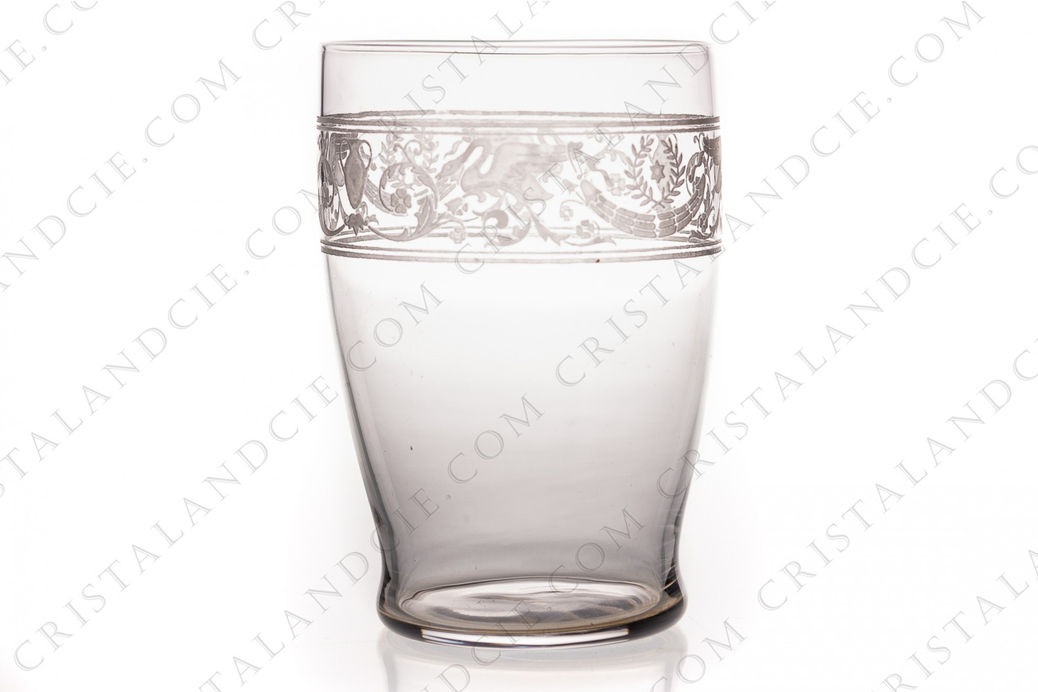 Gobelet en cristal de Baccarat modèle Cygne Empire orné d une frise gravée à l acide représentant des amphores, des couronnes de lauriers et des cygnes sur des arabesques fleuries photo-1