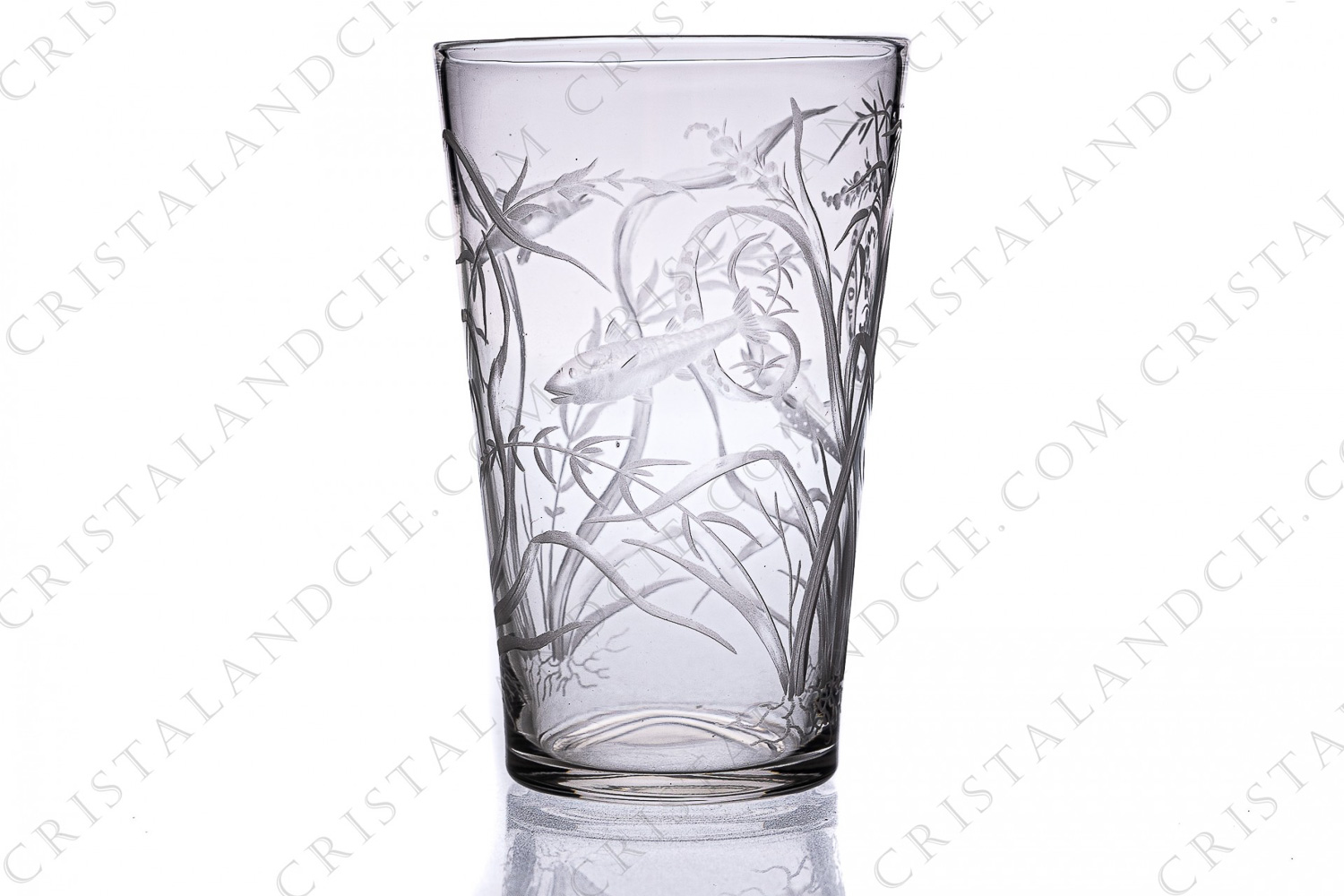 Gobelet en cristal présentant un important décor finement gravé à la main d algues et de poissons photo-1