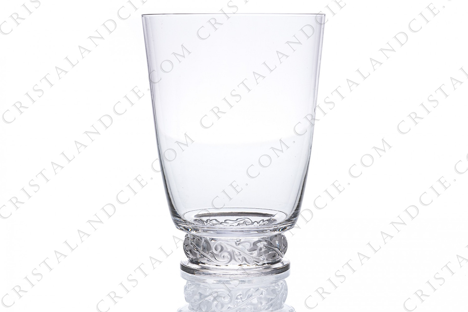 Gobelet n°1 en cristal de Lalique modèle Saint-Hubert orné sur le pied d une frise de feuilles en cristal clair et dépoli photo-1
