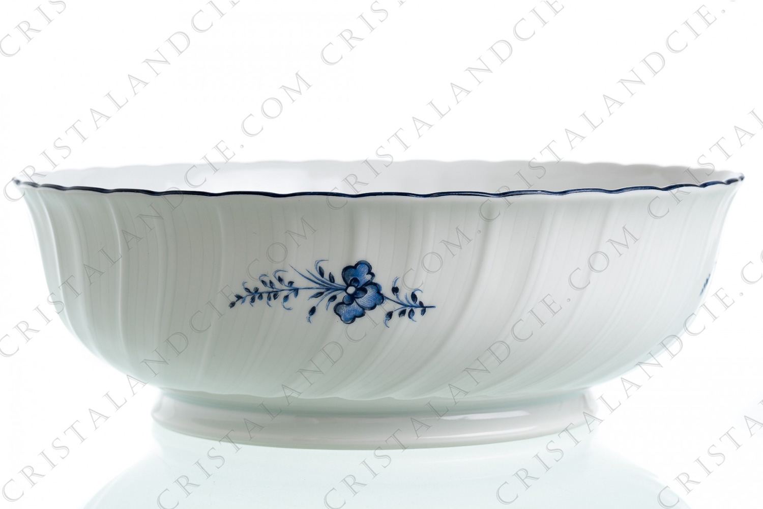 Grand saladier en porcelaine de Limoges de la maison Bernardaud modèle Brindille, orné de brindilles fleuries en camaïeu de bleus photo-1