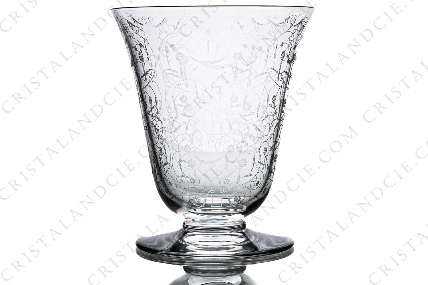 Big vase in crystal by Baccarat pattern Michelangelo with an important engraved pattern photo-1
