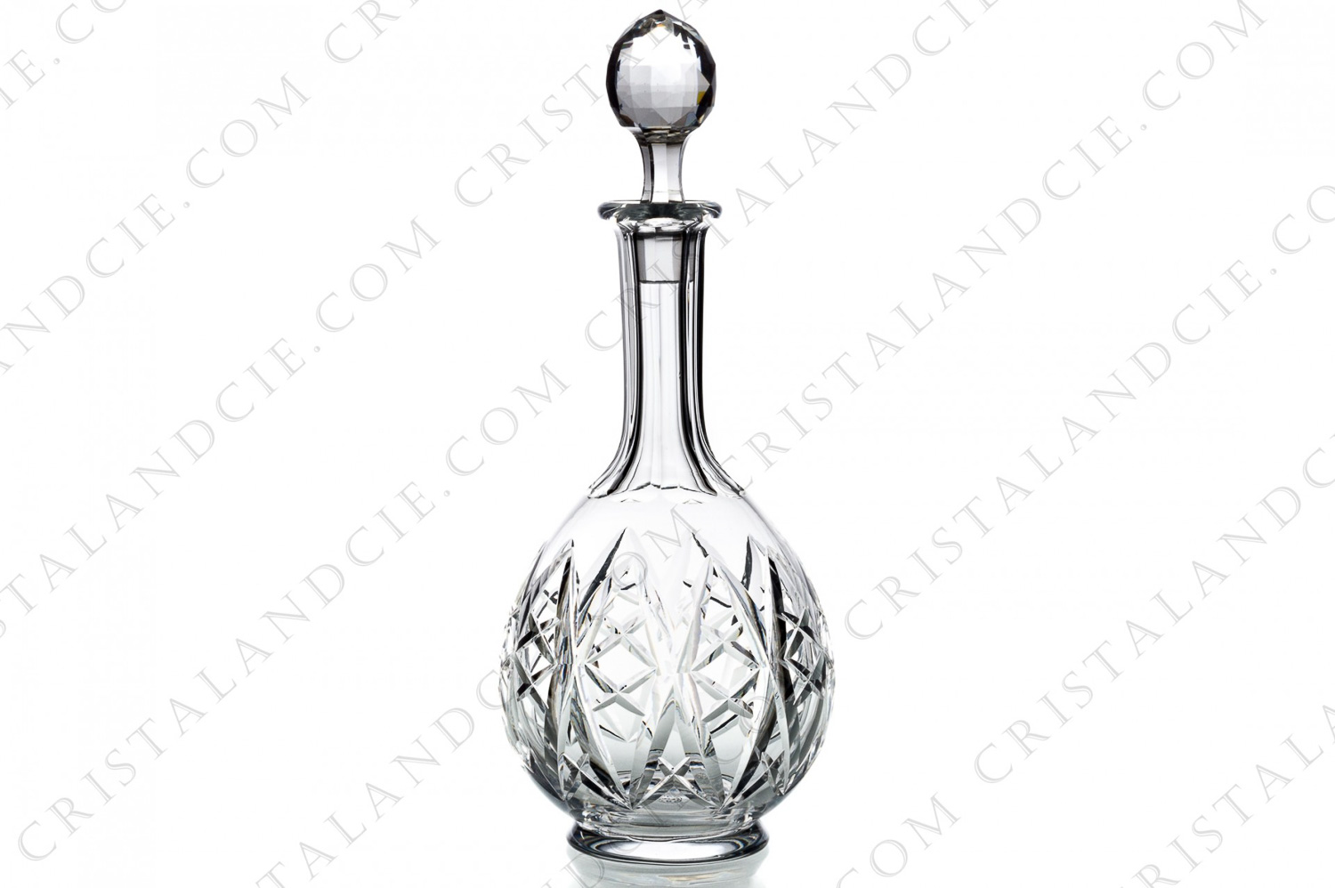 Carafe en cristal de Baccarat modèle Harfleur présentant un décor taillé photo-1