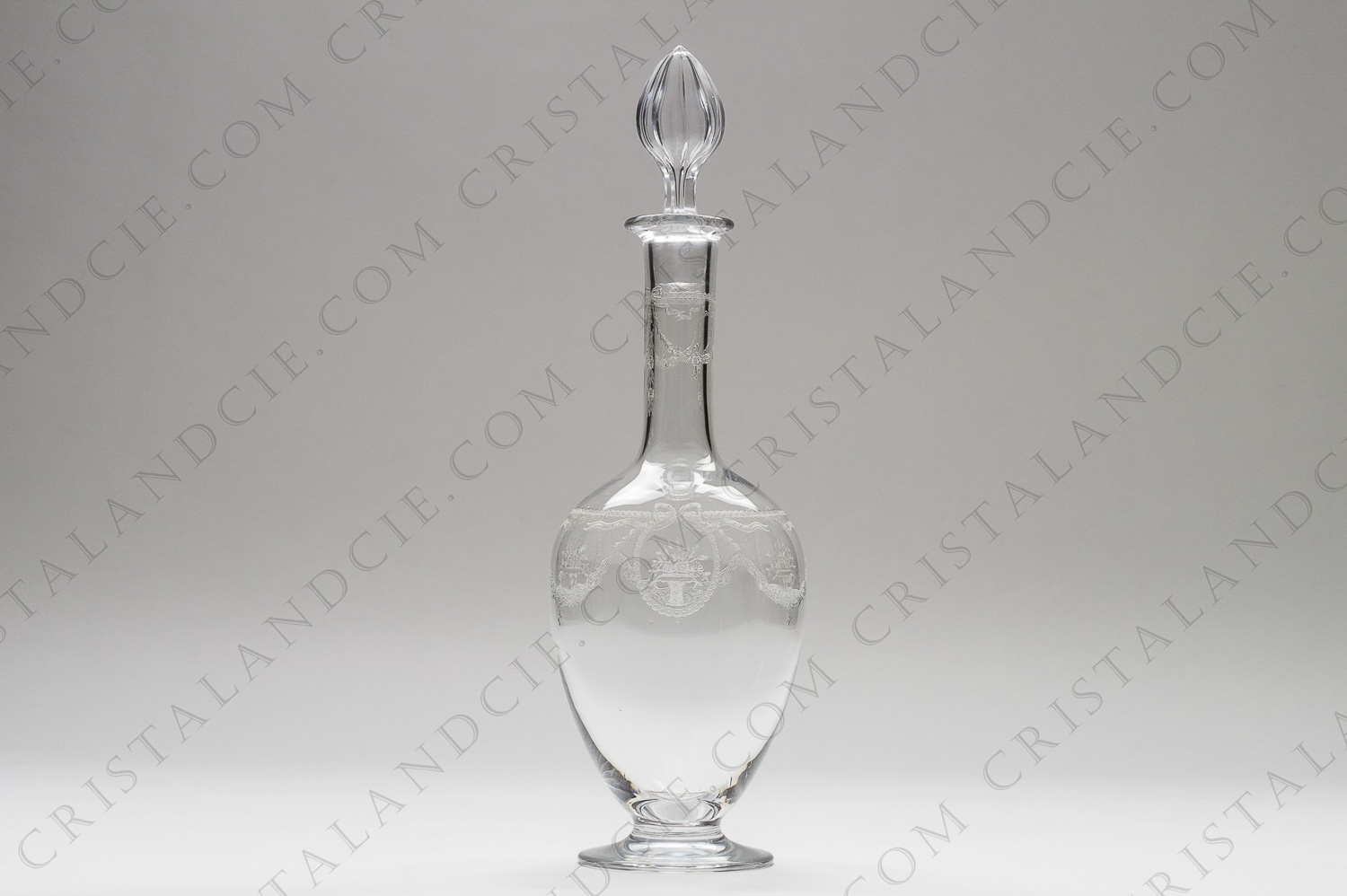 Carafe en cristal de Saint-Louis modèle Sapho gravure au cristal de roche à décor de bouquets et guirlandes de fleurs photo-1