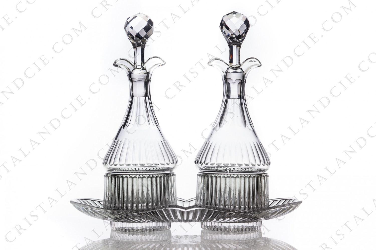 Huilier vinaigrier en cristal de Baccarat comprenant deux flacons et un support photo-1