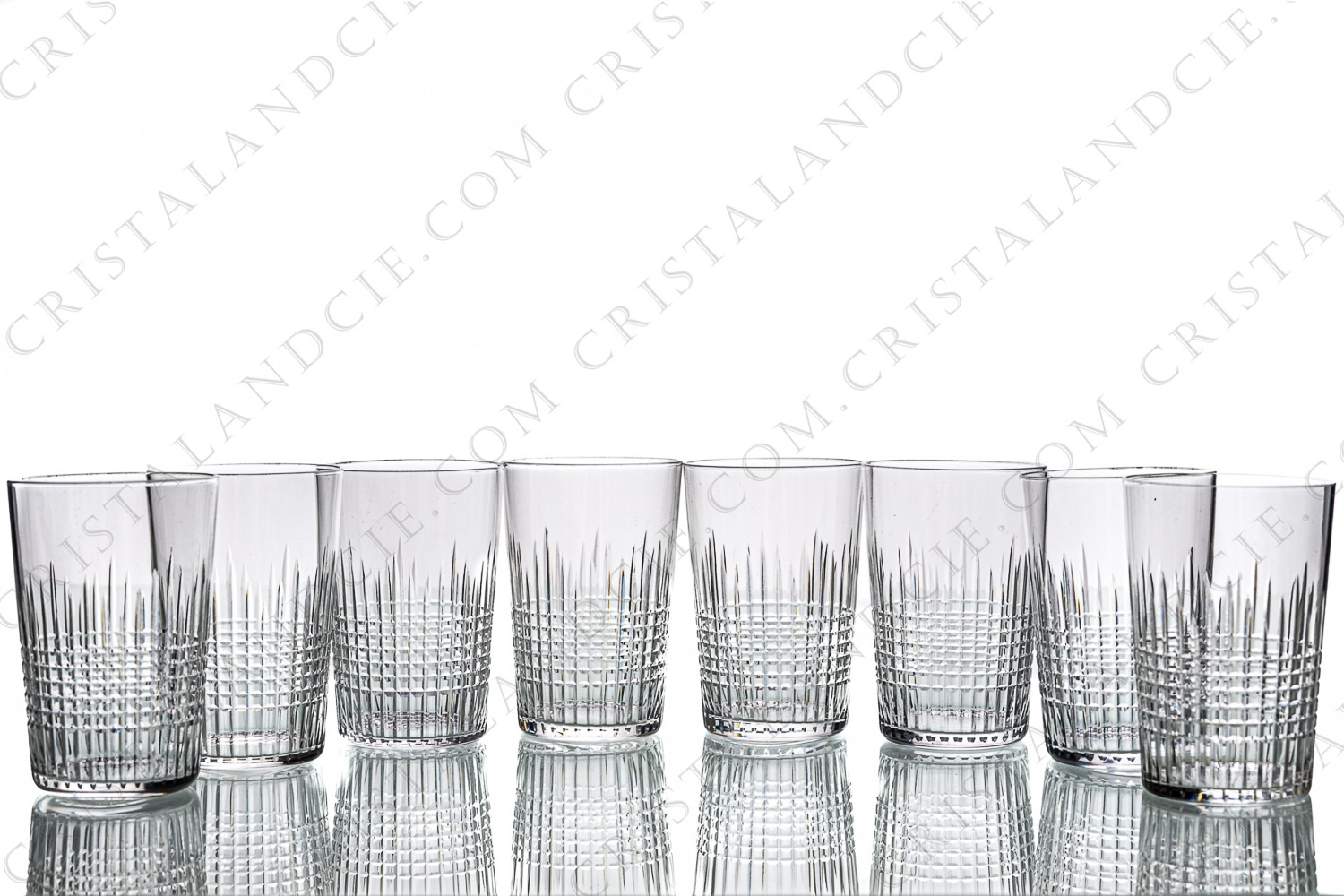 Série de huit gobelets de forme américaine en cristal de Baccarat modèle Nancy, présentant un important décor taillé de quadrillage photo-1
