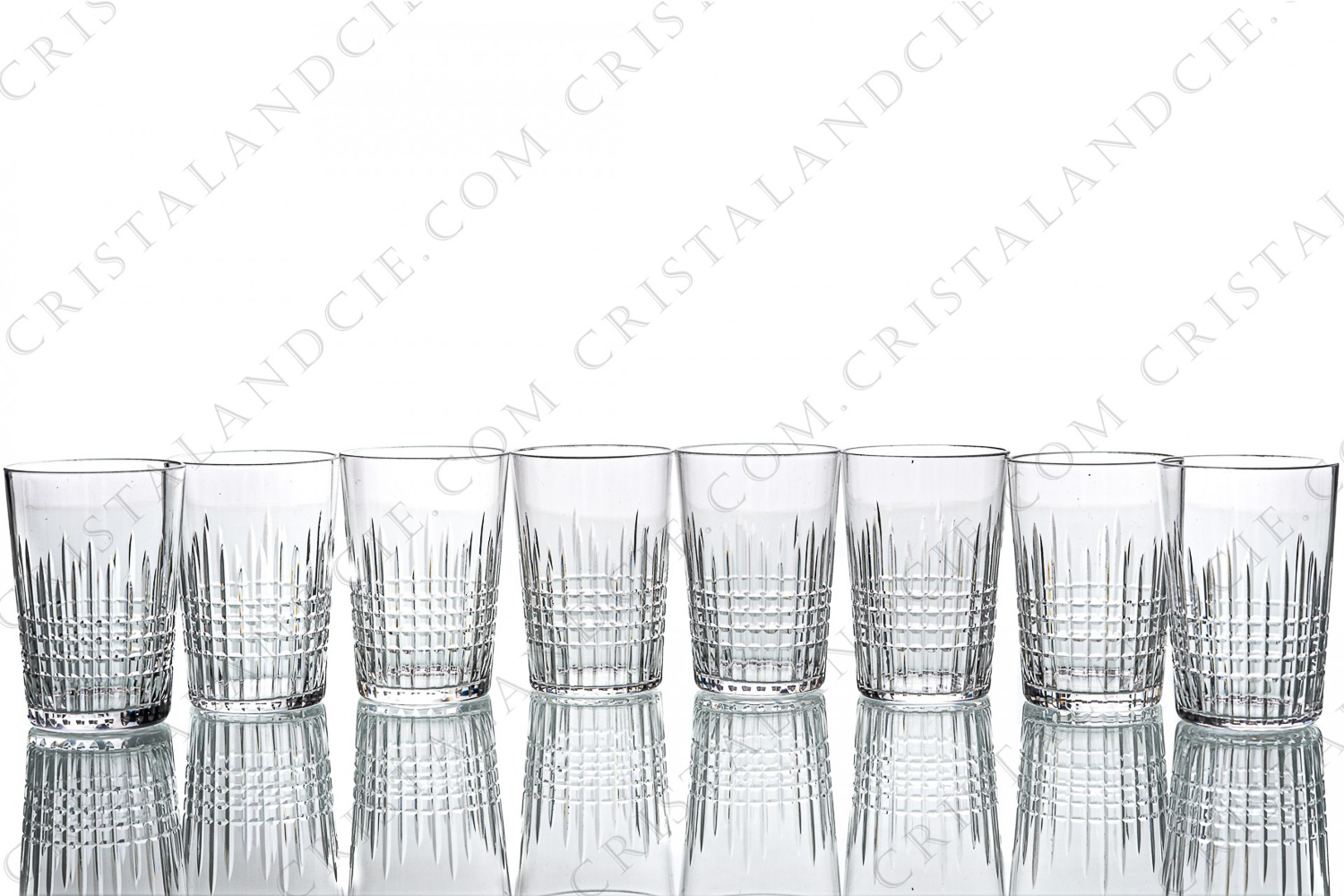 Série de huit gobelets de forme américaine en cristal de Baccarat modèle Nancy, présentant un important décor taillé de quadrillage photo-1