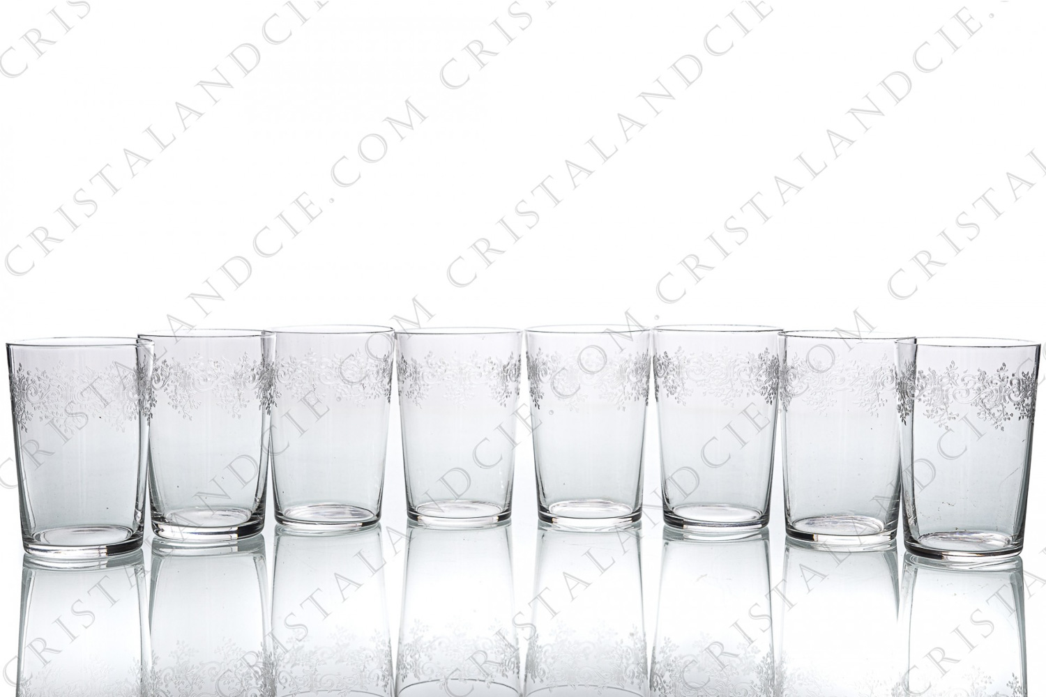Série de huit petits gobelets en cristal de Baccarat modèle Sévigné présentant un décor d arabesques gravé photo-1