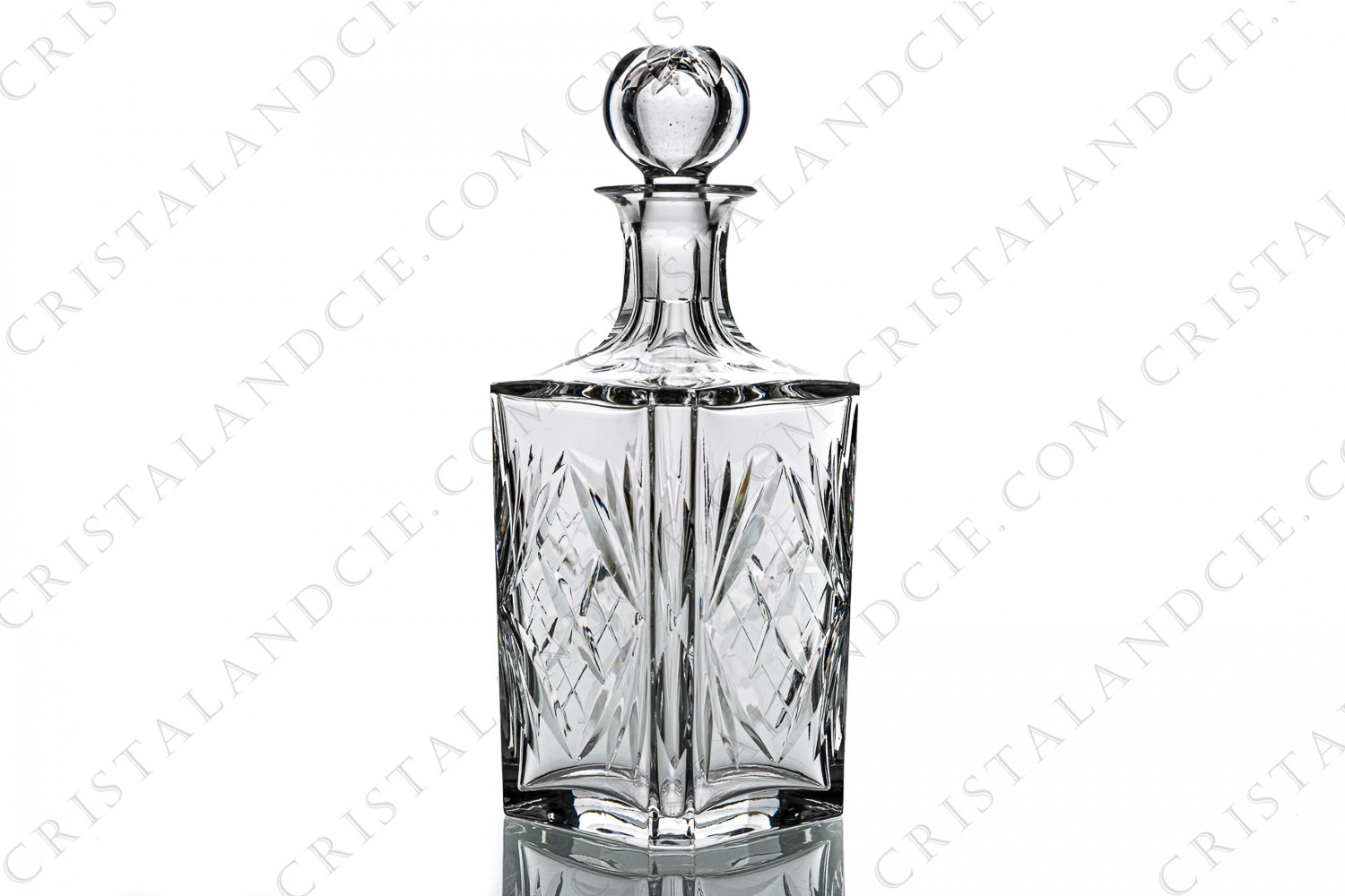Imposant flacon à Whisky en cristal de Saint-Louis modèle Chantilly présentant un important décor taillé photo-1