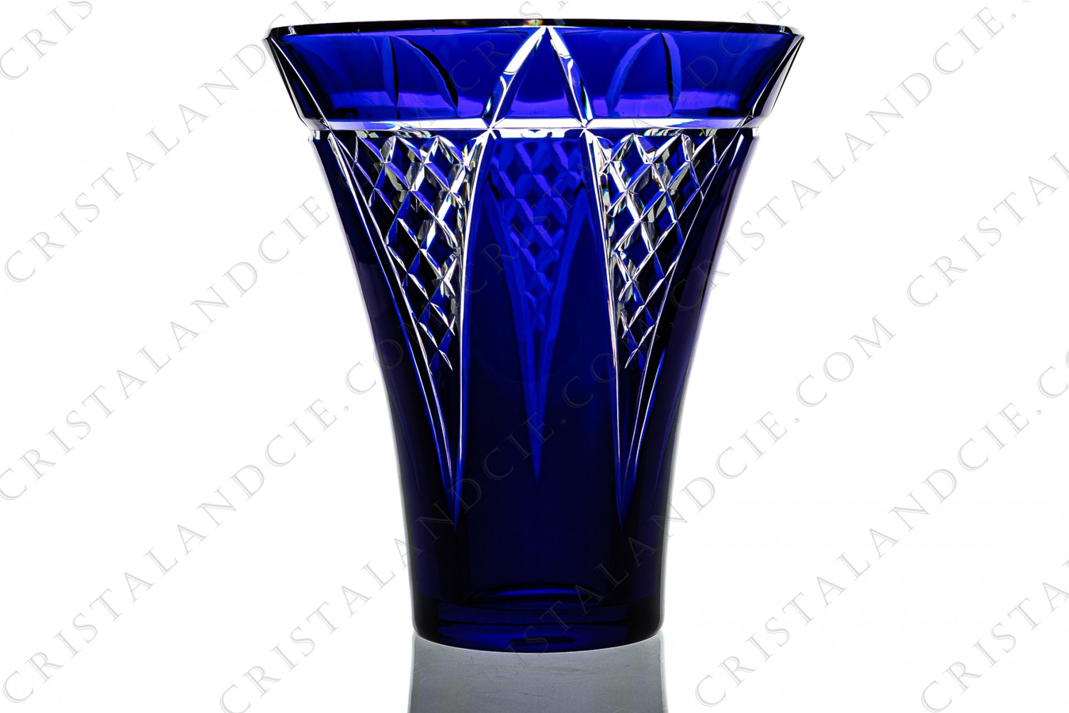 Imposant vase en cristal double-couches bleu de Baccarat orné de biseaux et pointes de diamant taillés photo-1