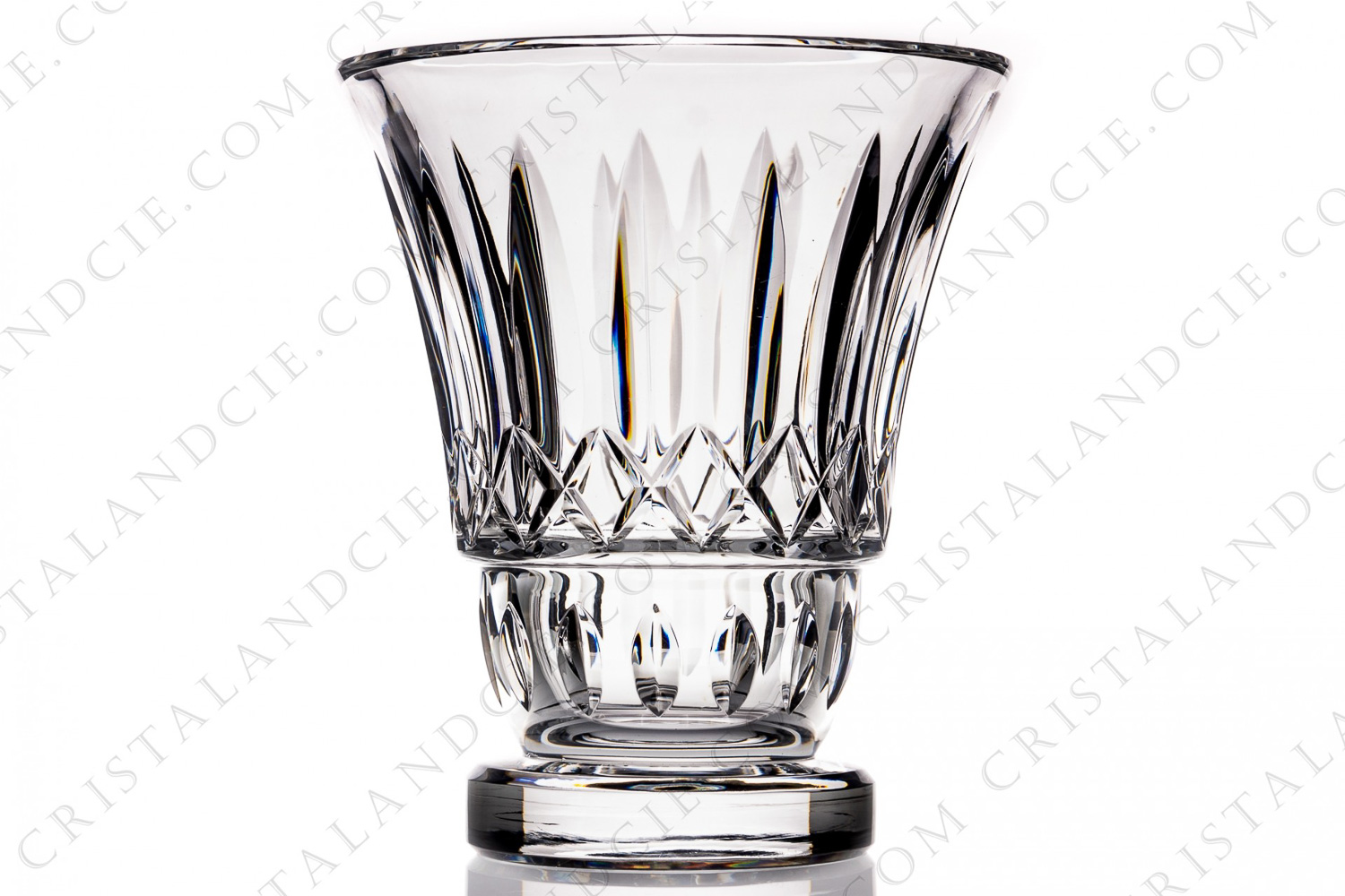 Imposant vase en cristal de Baccarat à décor taillé sur la panse et muni d un pied photo-1