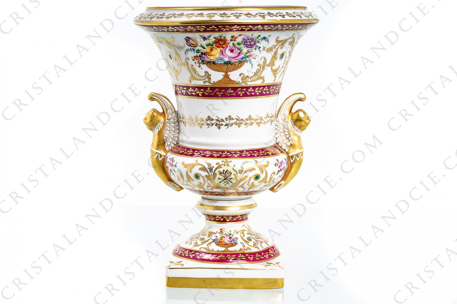 Imposant vase Médicis en porcelaine décoré à la main par les ateliers Le Tallec, orné de bouquets de fleurs polychromes et de rinceaux or photo-1