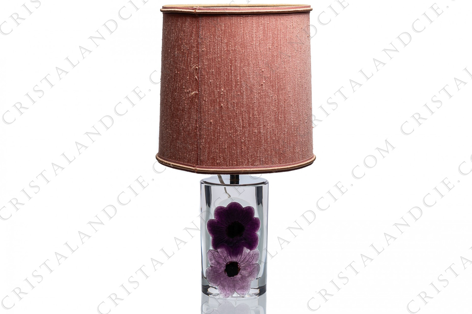 Lampe en cristal de Daum modèle Coppelia ornée de deux fleurs mauve et rose en pâte de verre photo-1