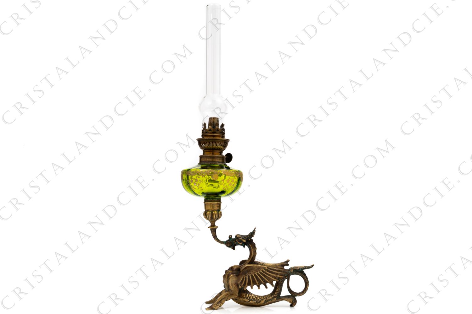 Lampe à pétrole dont le réservoir est en cristal de Saint-Louis modèle Massenet or présentant un décor de rinceaux en incrustations or sur un fond vert photo-1