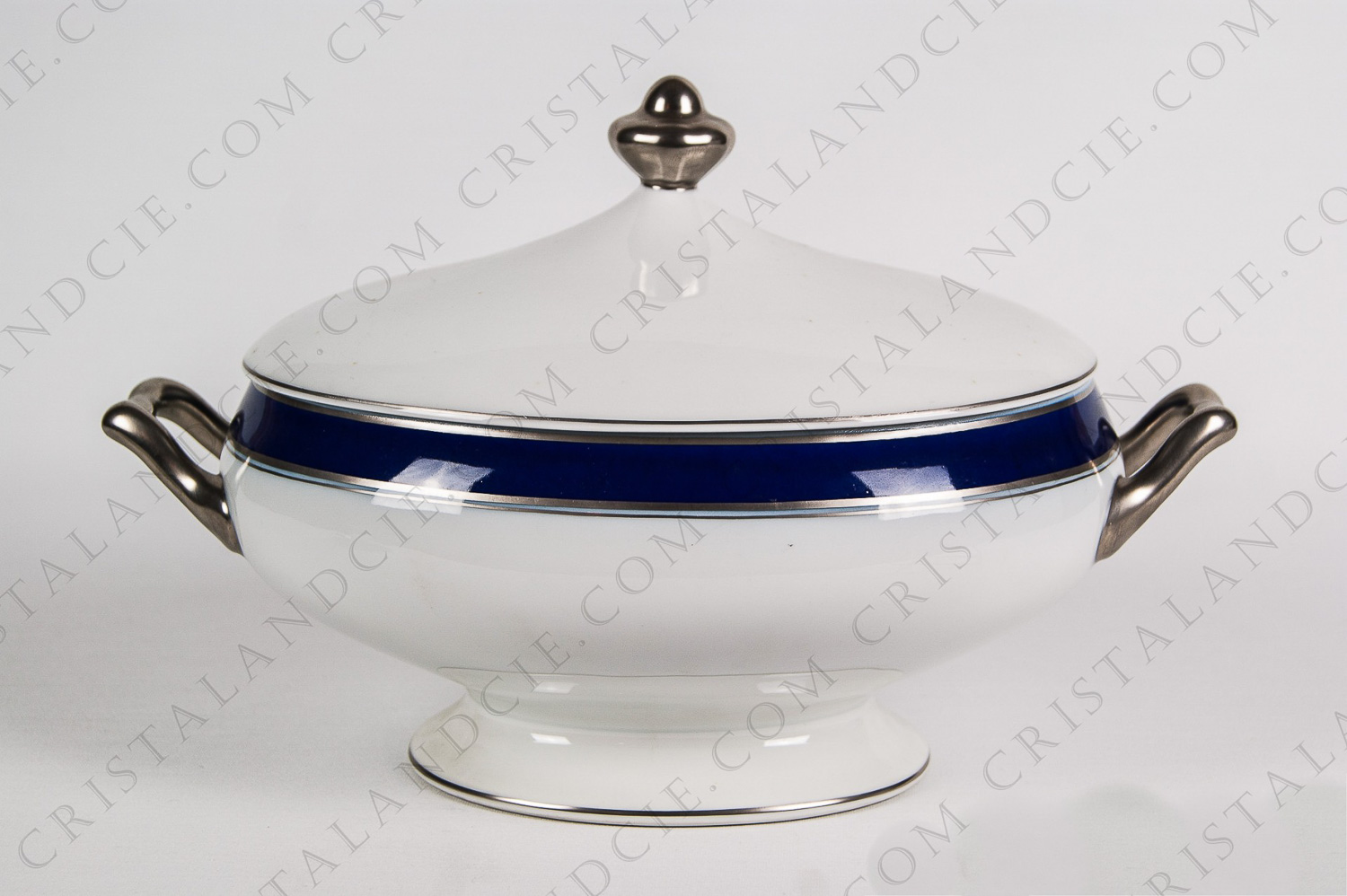 Covered vegetable in Limoges china by Bernardaud pattern platinum Pavie, decorated with cobalt blue and platinum borders photo-1