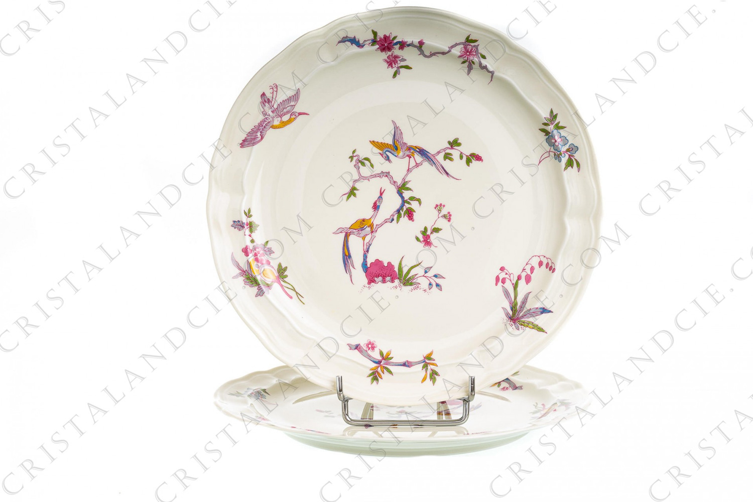 Paire d assiettes plates en porcelaine de Limoges de la maison Bernardaud modèle Chantilly à décor polychrome japonisant de fleurs et d oiseaux de paradis photo-1