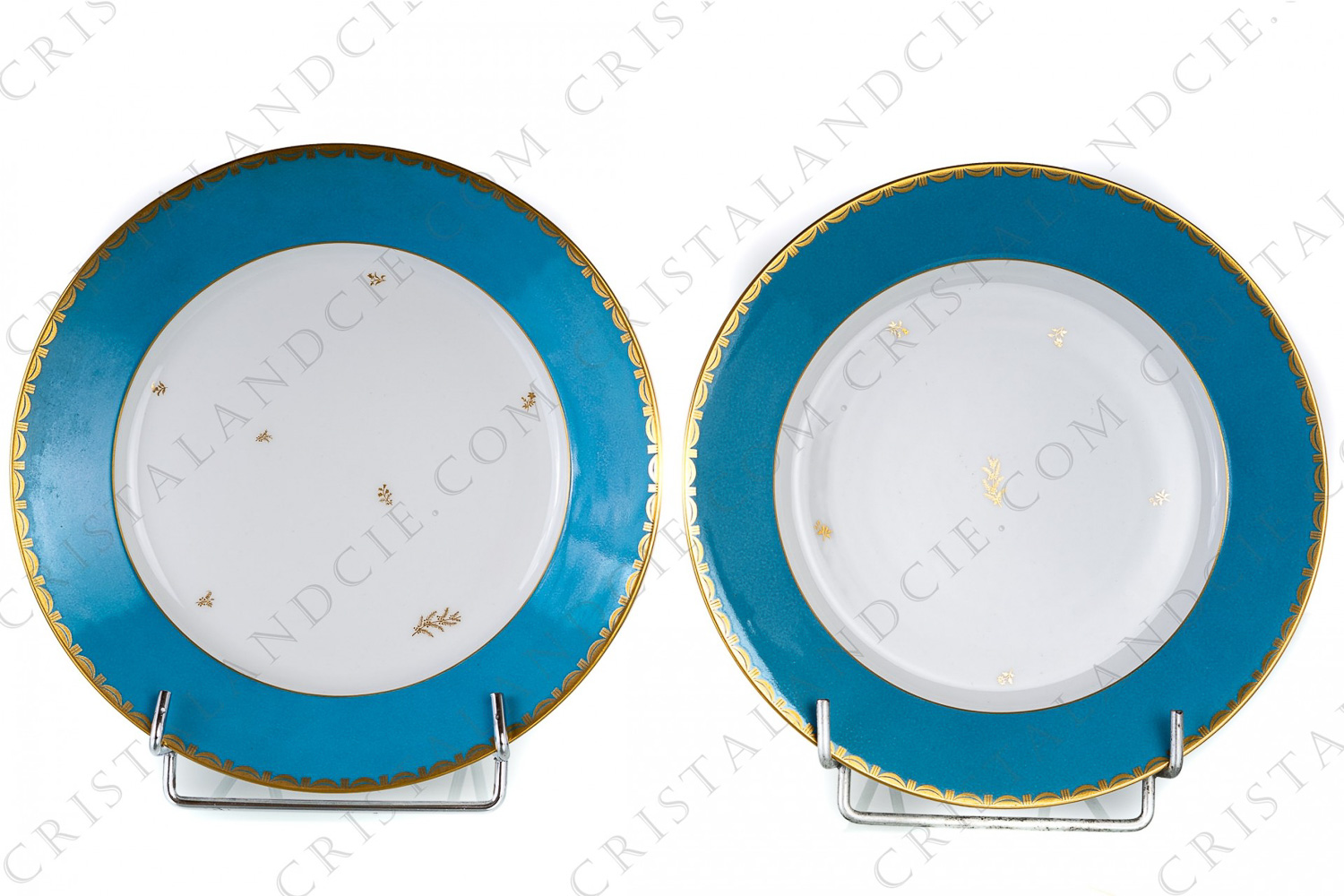 Paire d assiettes plates en porcelaine à pâte dure de la manufacture de Sèvres ornées d une bande bleue, d une frise et filets or et de fleurs or peintes à la main photo-1