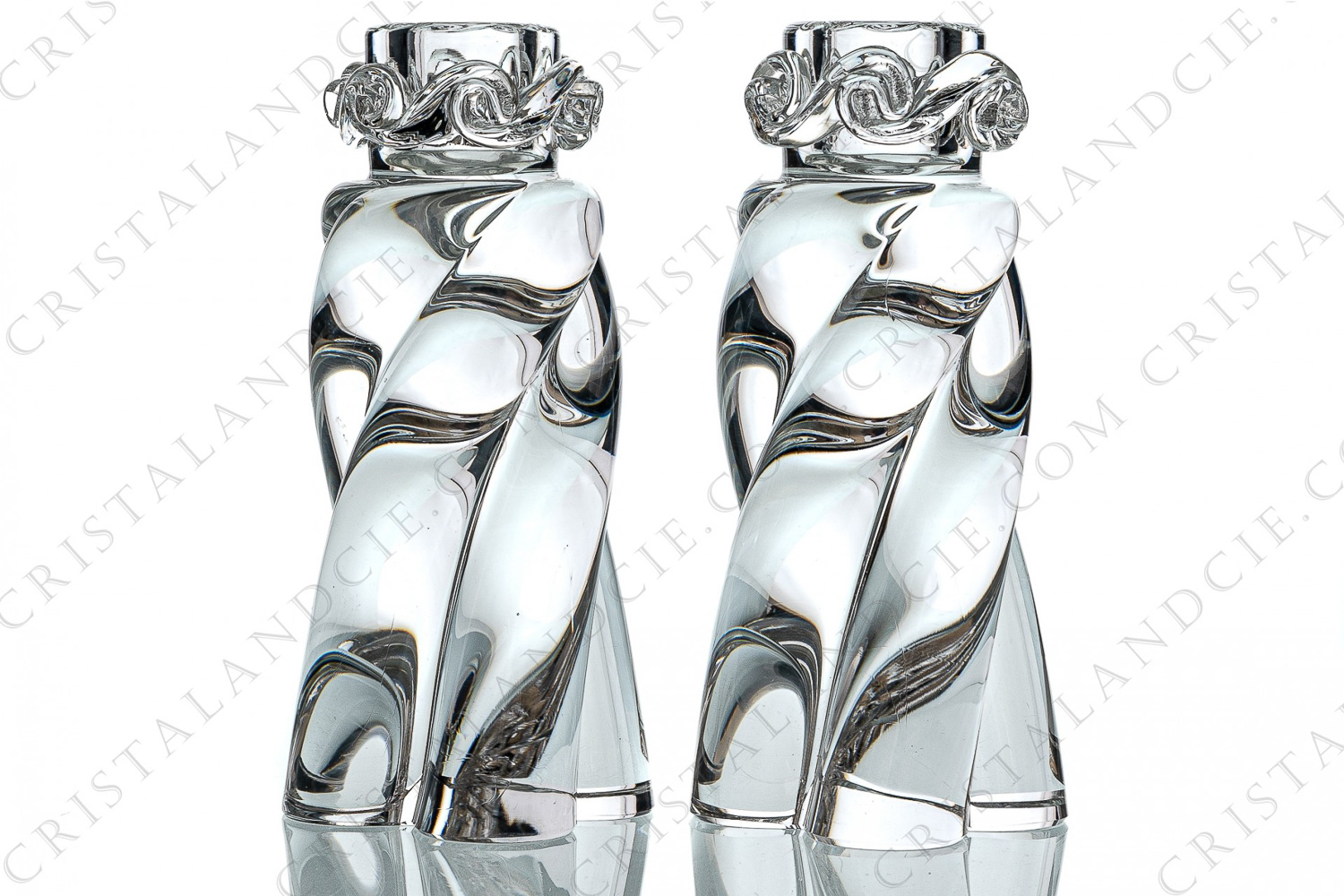 Paire de bougeoirs en cristal de Baccarat modèle Aladin à corps torsadé et frise de volutes en haut photo-1